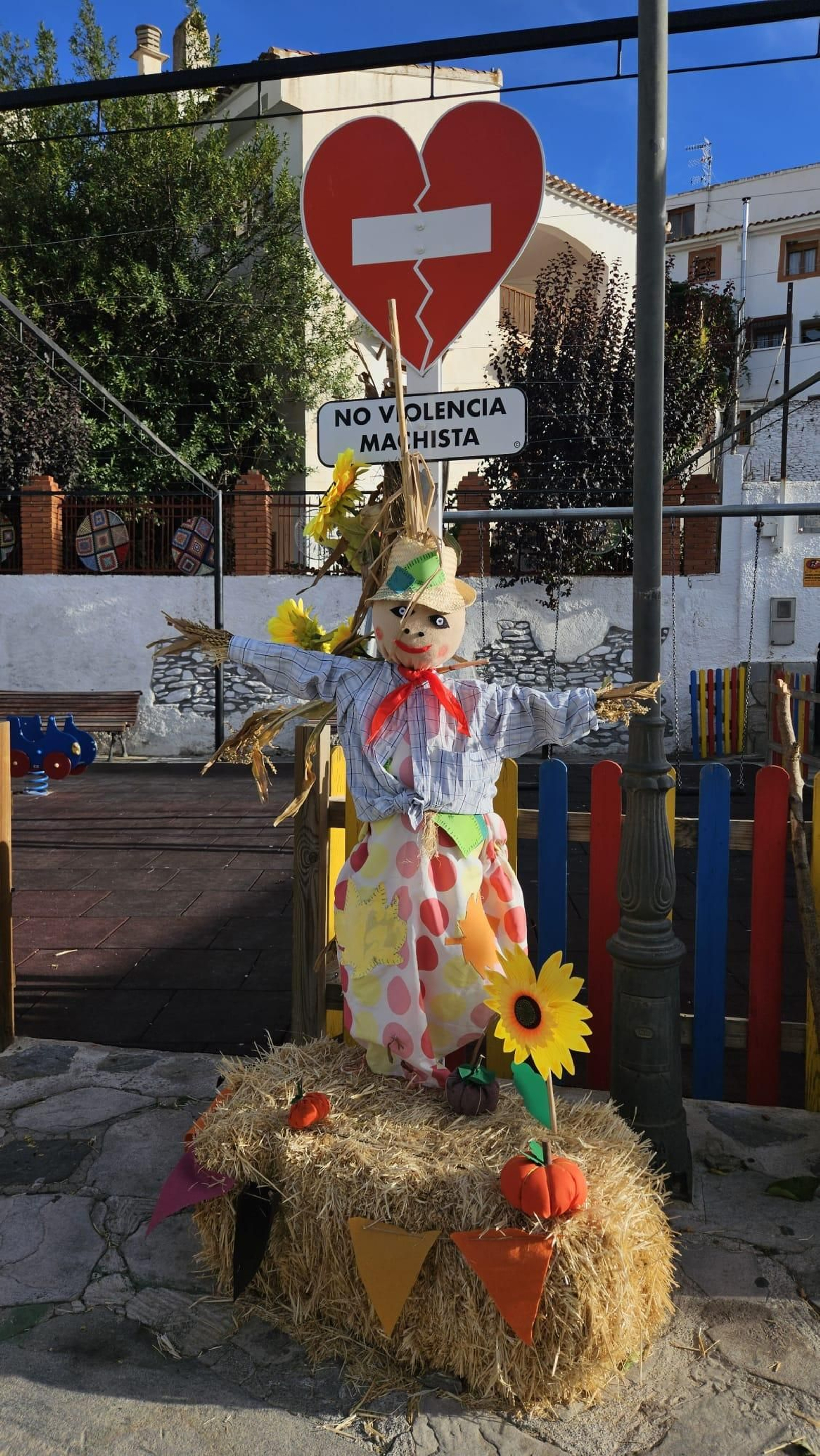 Los 40 vecinos de paja, trapo y cartón de Bacares, en fotos