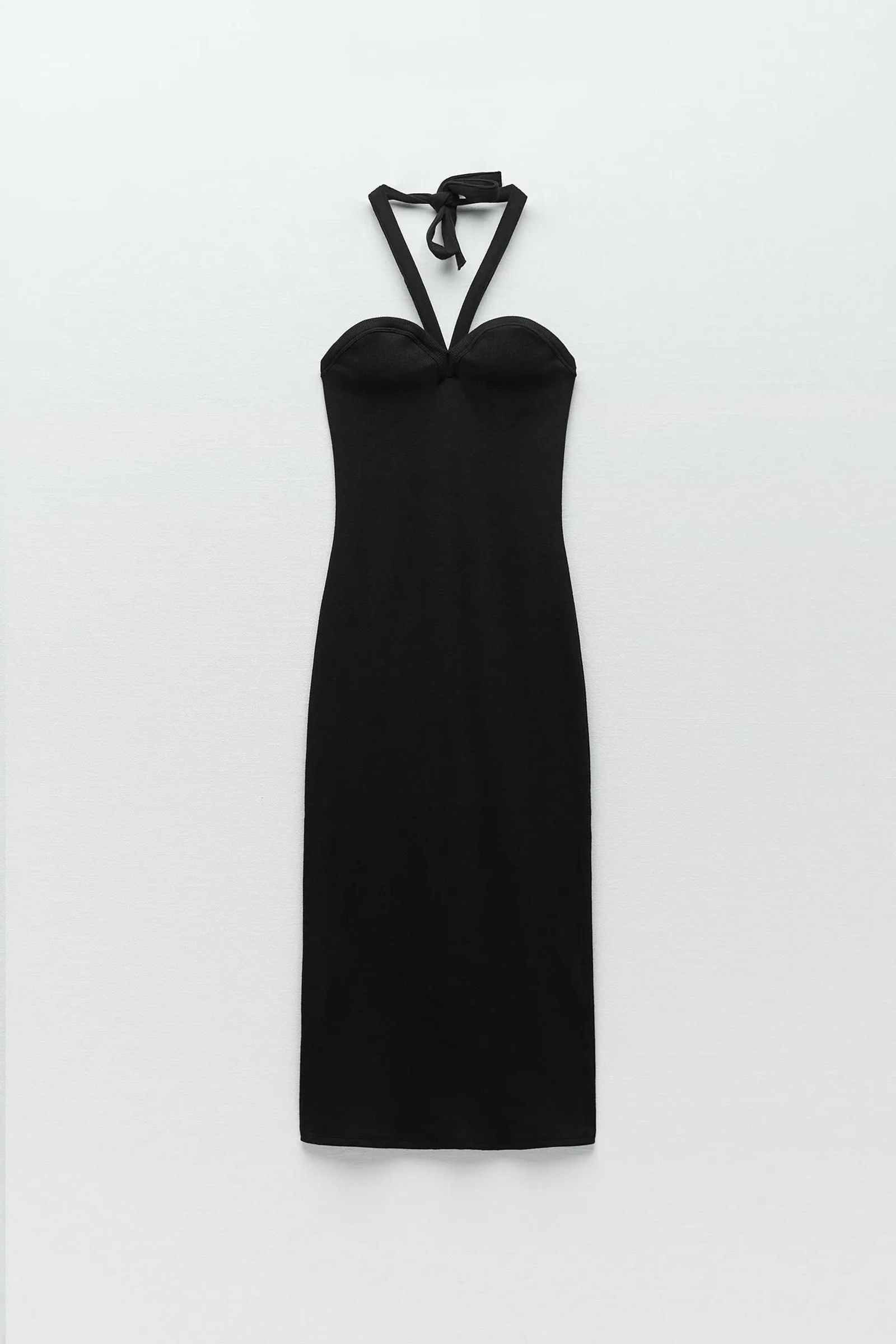 Vestido negro con escote de corazón y atado al cuello de Zara.