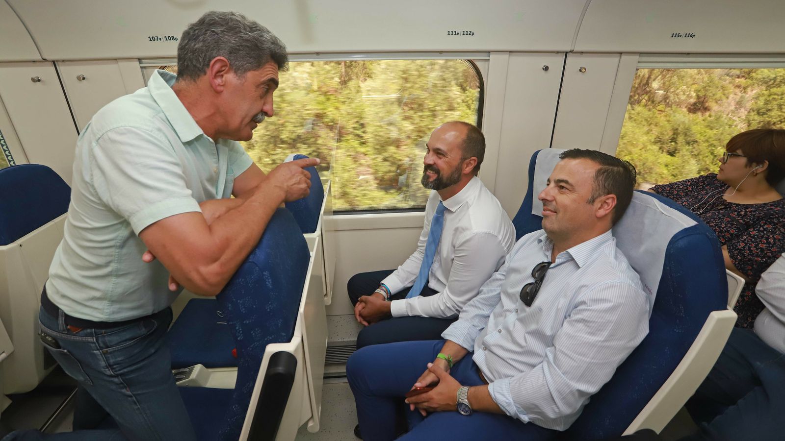 Las mejores fotos del viaje reivindicativo de los alcaldes a Ronda en tren