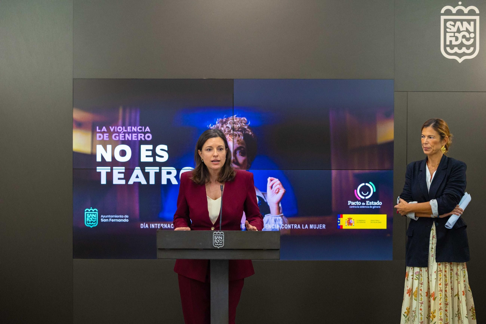 La alcaldesa de San Fernando, Patricia Cavada, junto a la delegada de Mujer e Igualdad, Isabel Blanco, en la presentación de la campaña del 25N