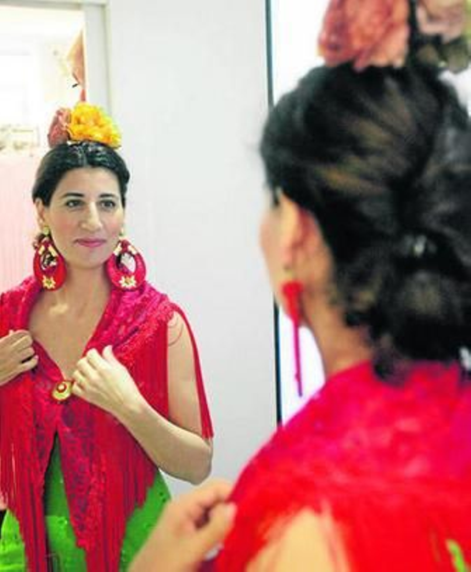 Una joven combina su vestido con los complementos de la firma Trinitrán.