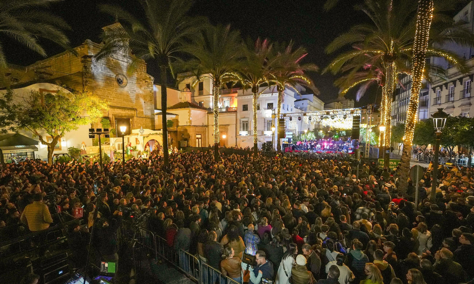 Imágenes del ambientazo en el alumbrado de Navidad en Jerez