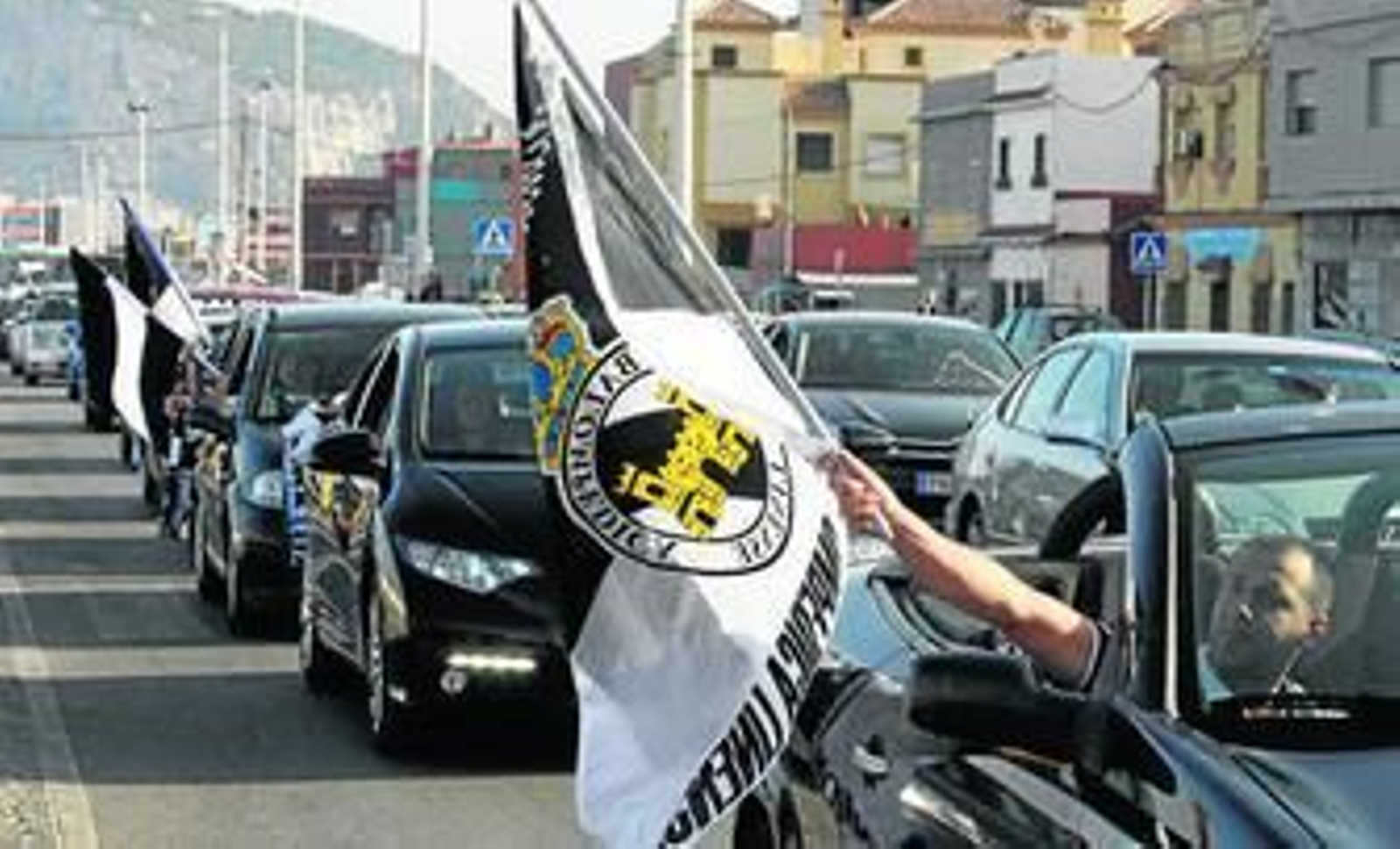 Una caravana con aficionados de la Balona.