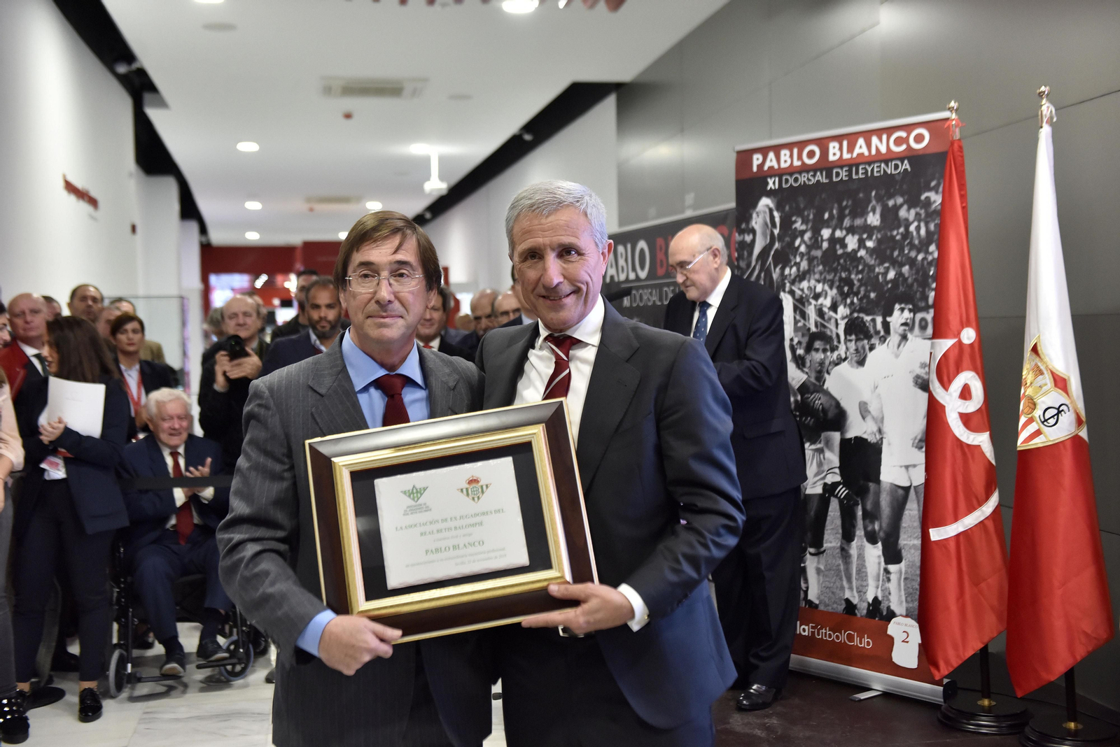 Las imágenes de la entrega del Dorsal del Leyenda a Pablo Blanco