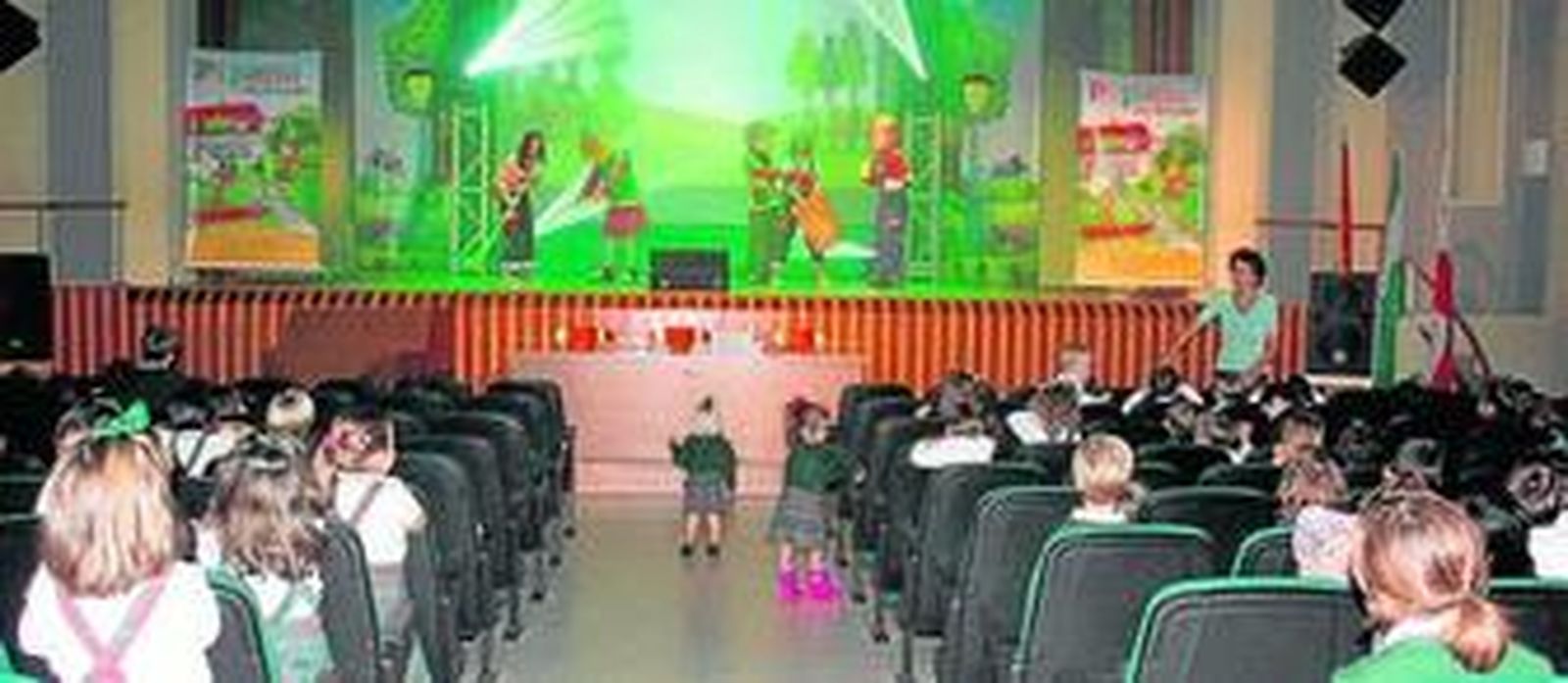 Los más 'peques' del colegio Stella Maris disfrutan de las peripecias de 'Papanú'