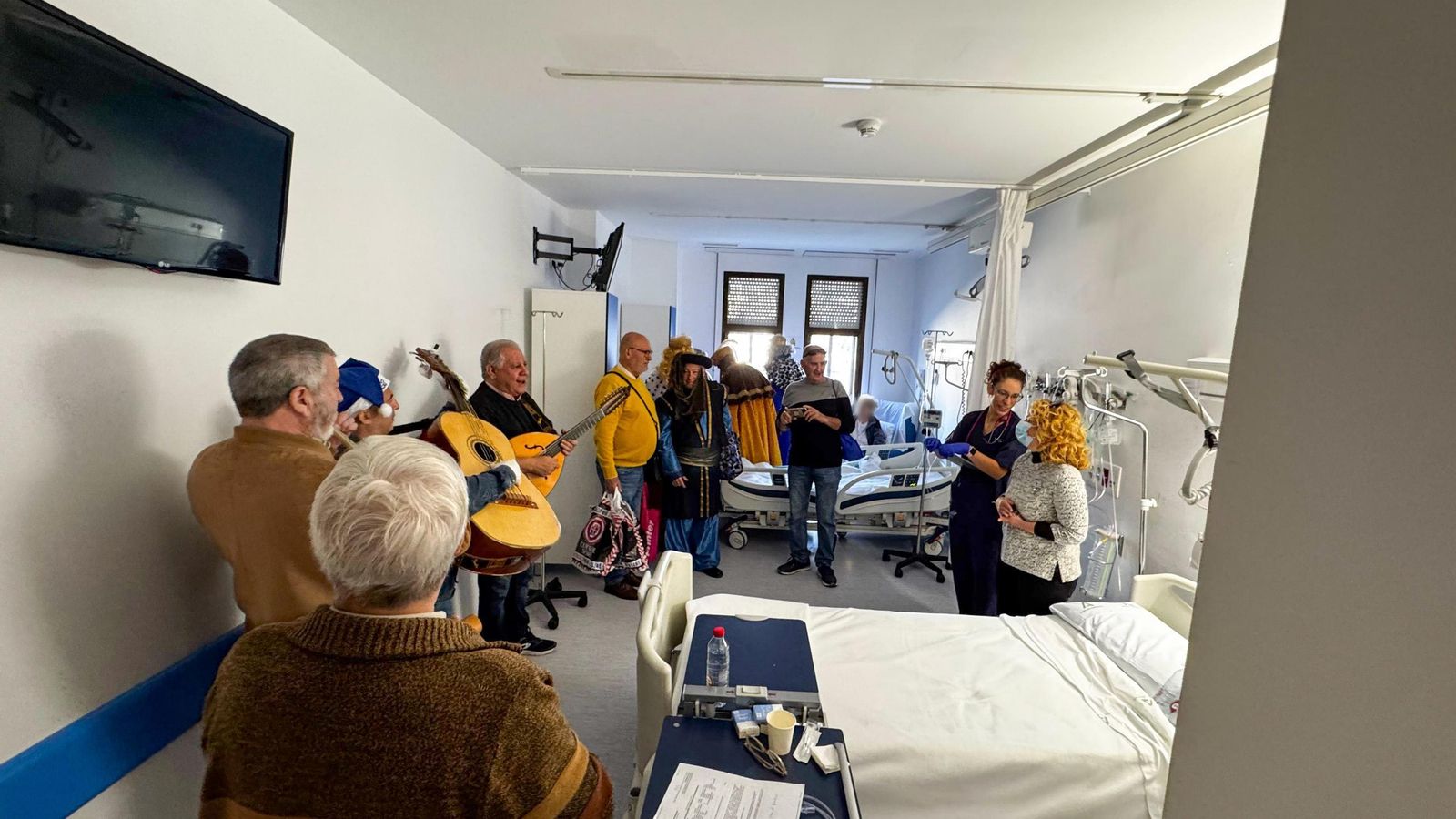 Visita de los Reyes Magos y el grupo Melaza a pacientes del Hospital Santa Ana