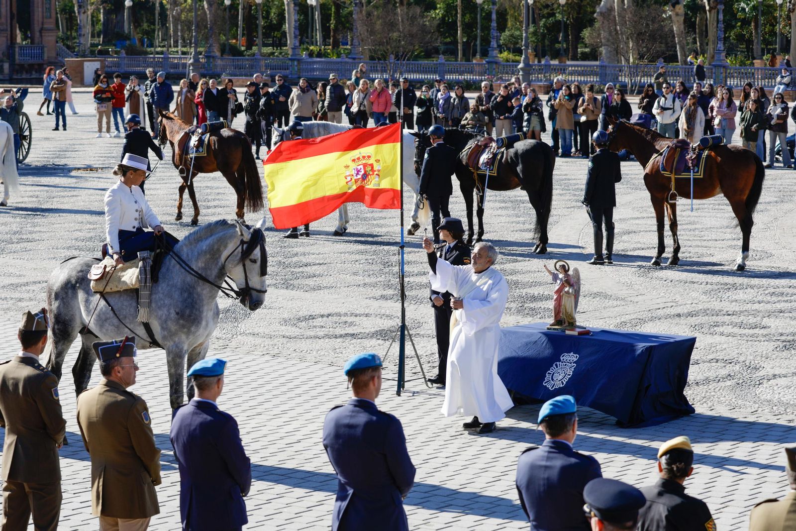 Las imágenes de la celebración del día de San Antón por la Policía Nacional en la plaza de España