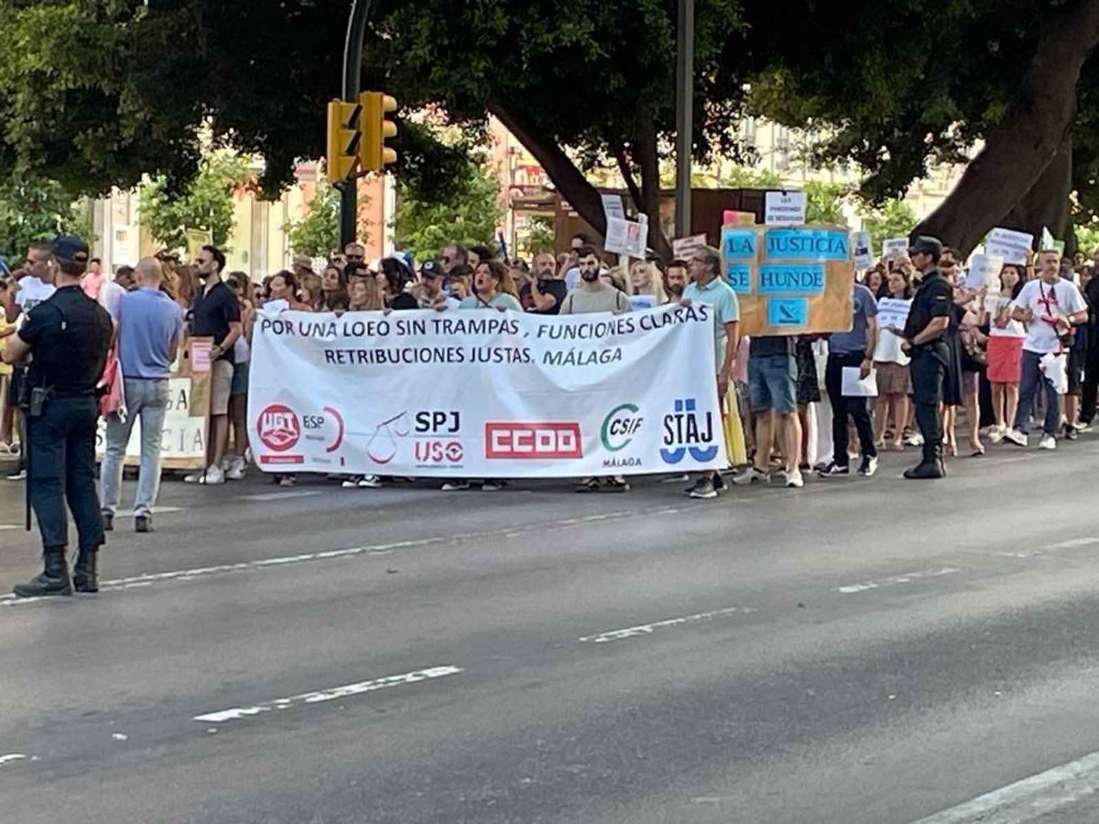 Los funcionarios de Justicia de Málaga se manifiestan en el centro de la capital.