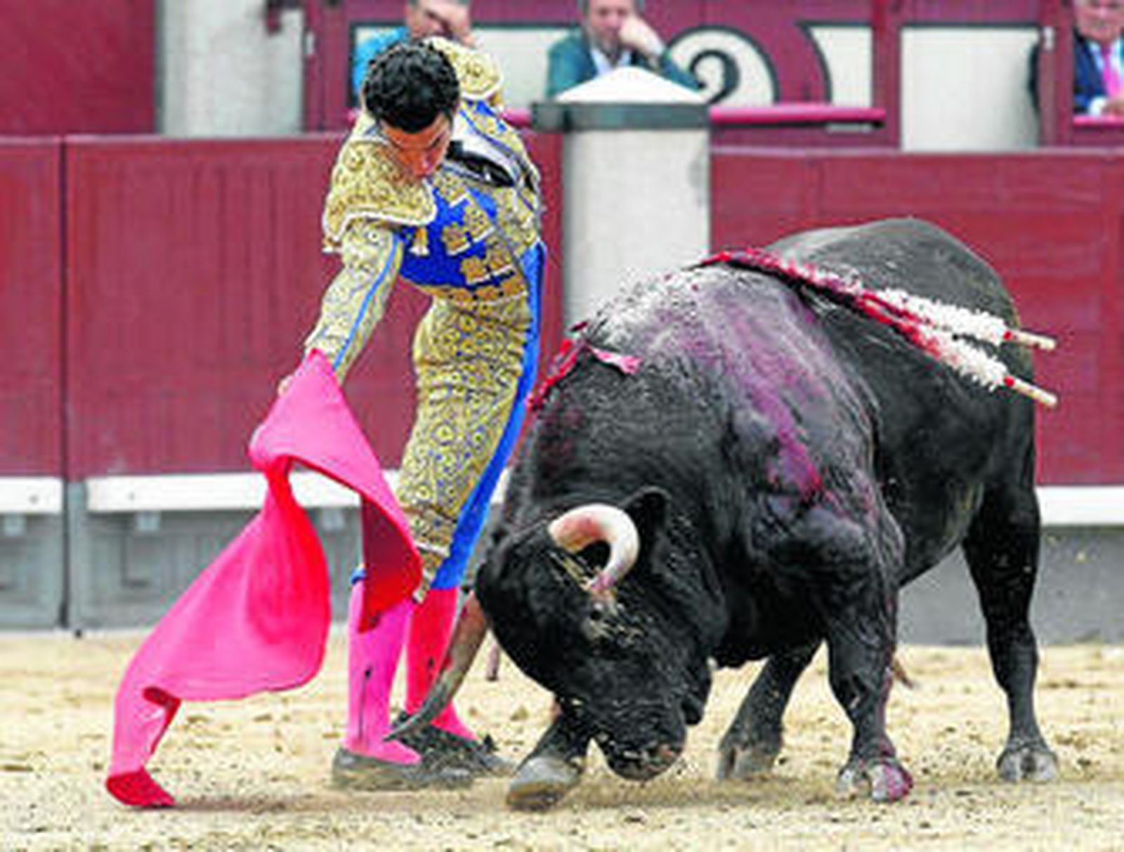 Morenito de Aranda, en un natural a su primer toro, de nombre 'Gracioso'.