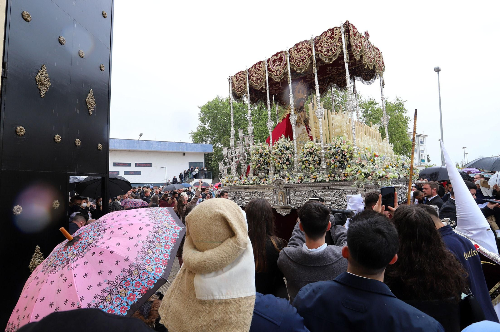 Imágenes de la procesión del Cautivo  bajo la lluvia en Huelva