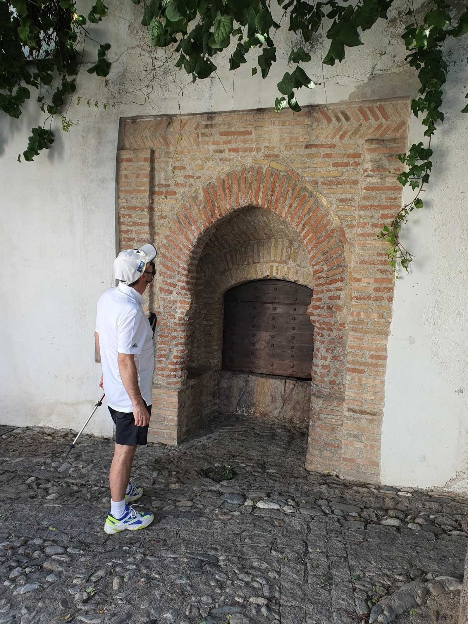 Un caminante observa el aljibe de La Vieja.