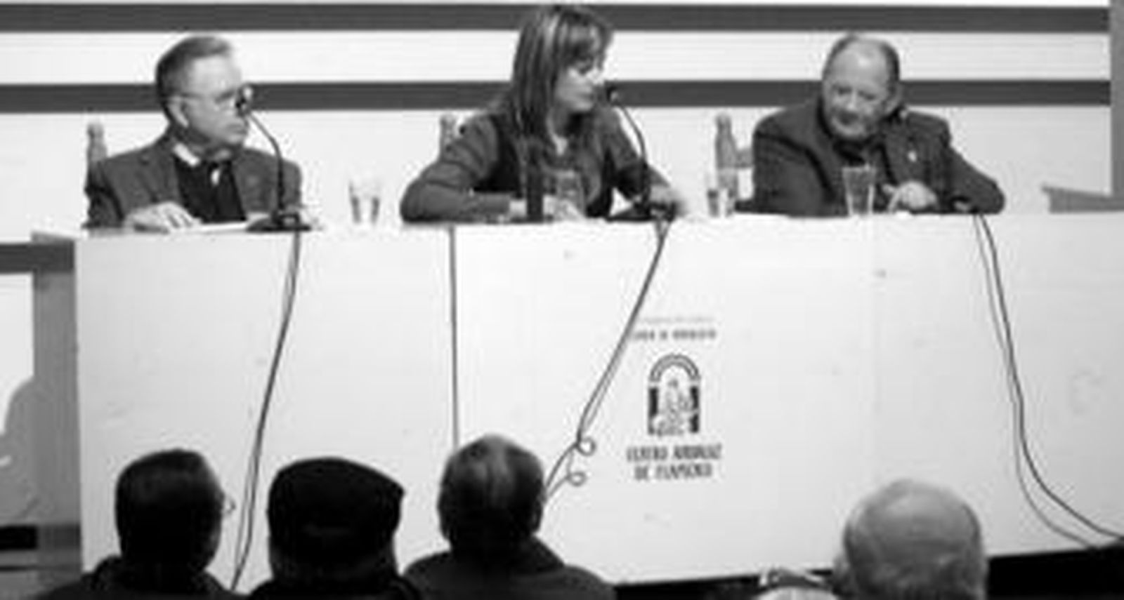 Olga de la Pascua junto a Manuel Pérez Celdrán y Juan de la Plata, ayer en la presentación del libro en el Centro Andaluz de Flamenco.