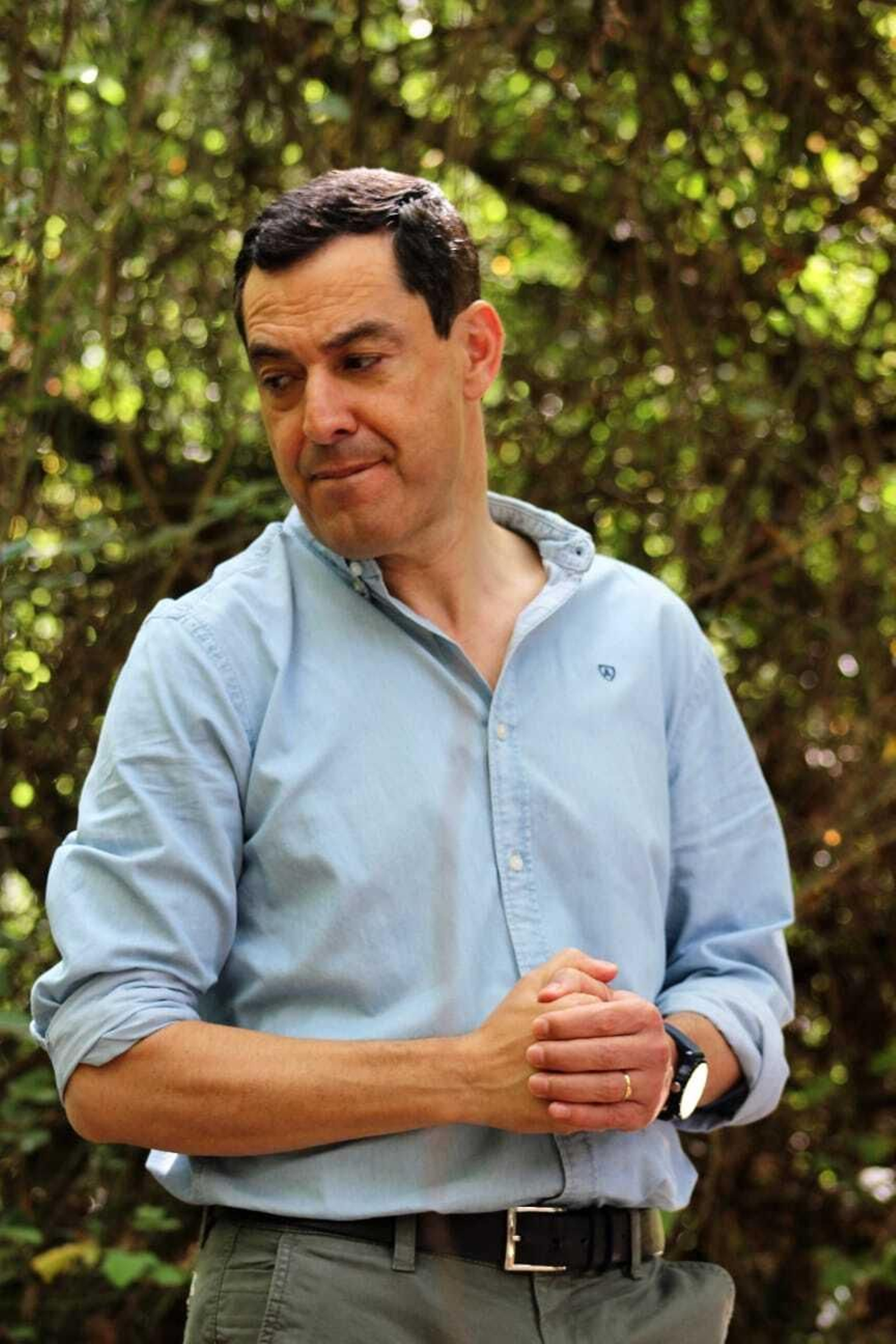 Juanma Moreno en el sendero del río Majaceite