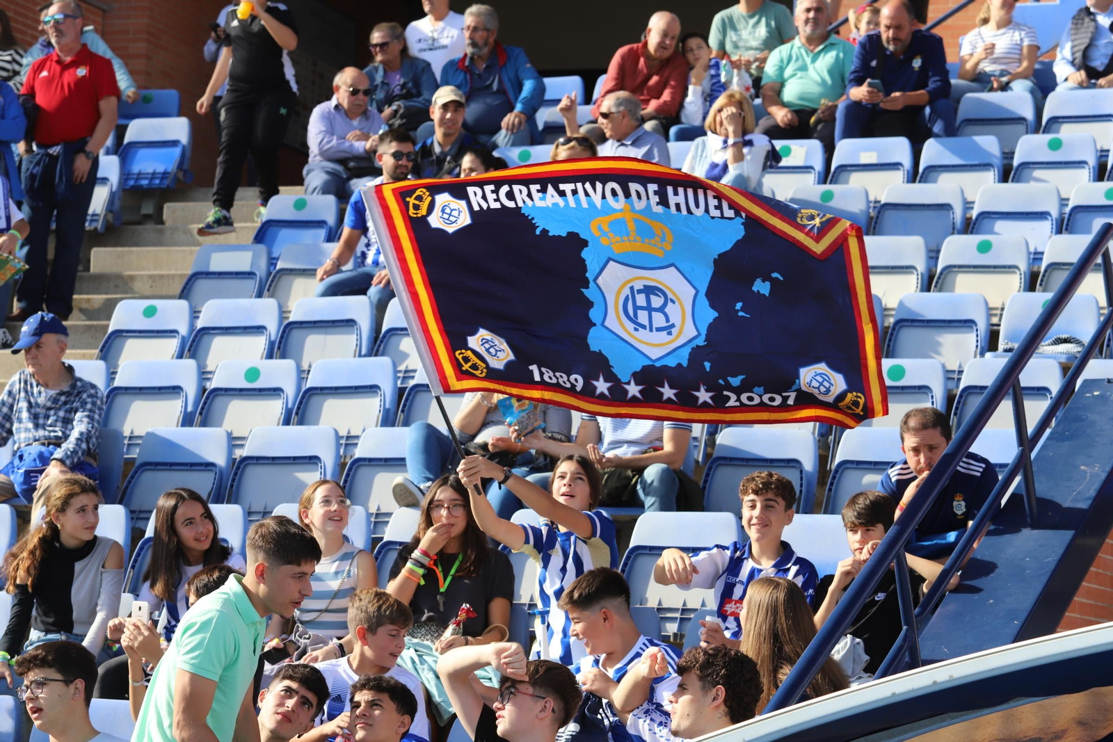 Imágenes del gran ambiente en el Nuevo Colombino para ver el  Recre-Burgos