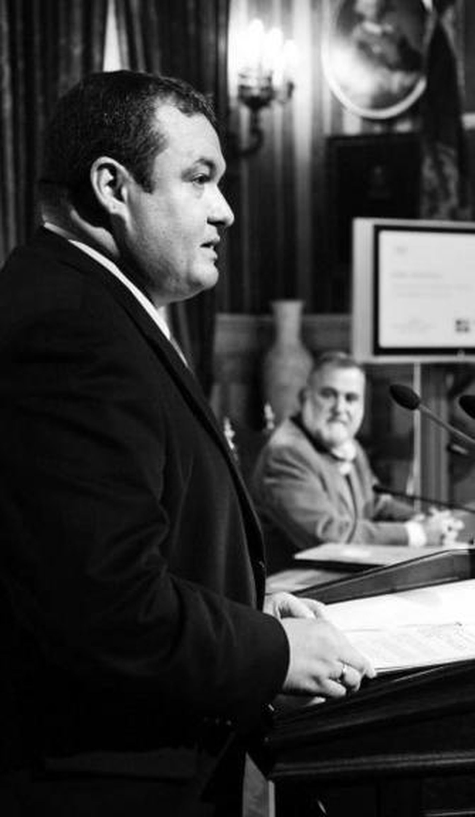 Jon Ander Sánchez, en la tribuna, con Torrijos (IU), que presentó el acto.