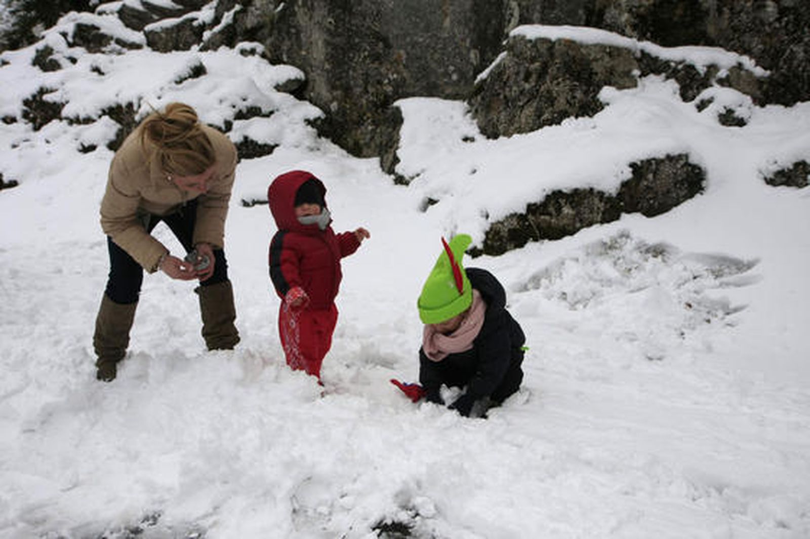 Imágenes del Torcal de Antequera, que presentaba un paisaje totalmente invernal. Los más pequeños disfrutaron de una jornada marcada por el descenso térmico.

Foto: Javier Flores