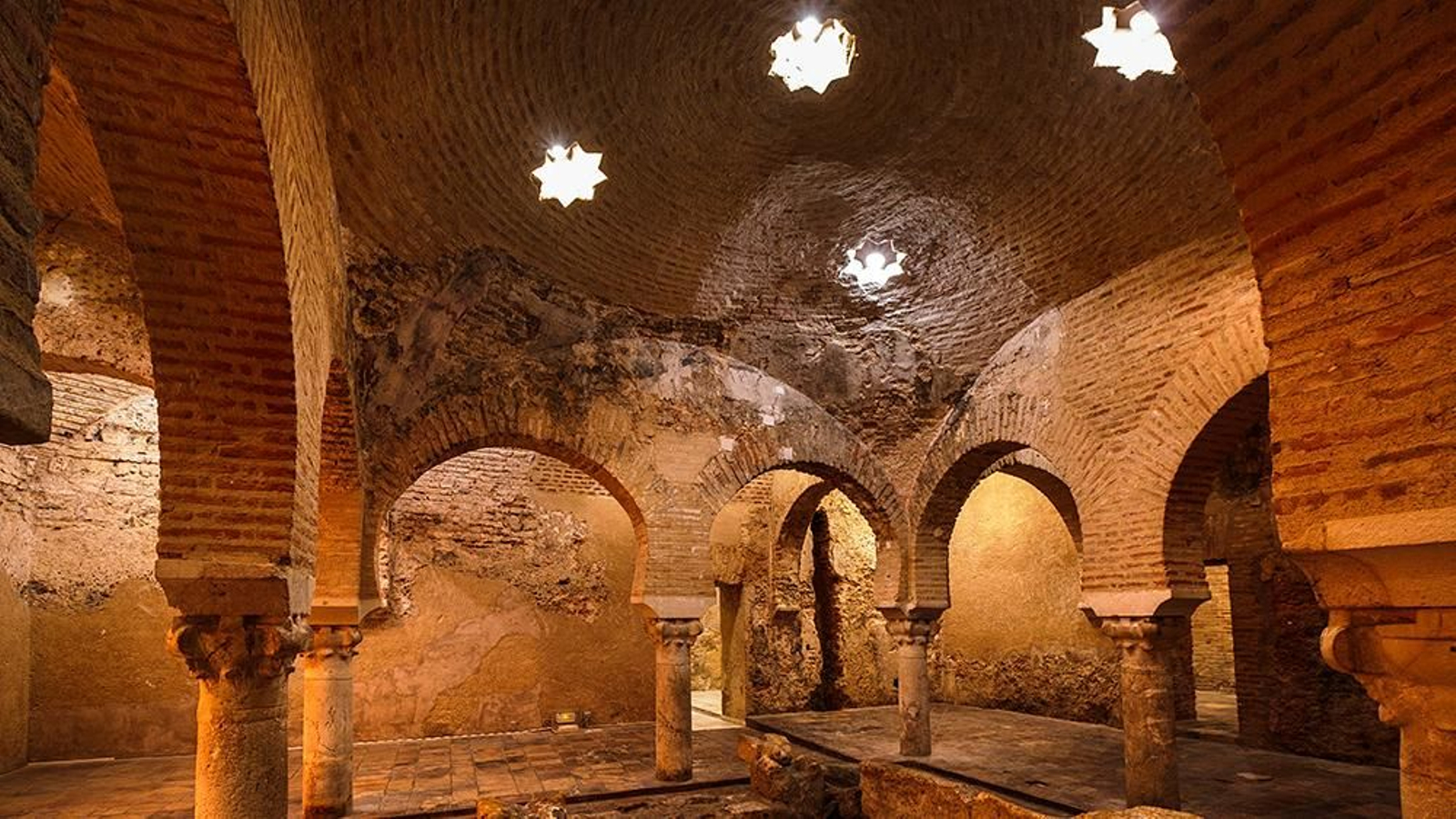 En los sótanos del Palacio de Villardompardo pueden visitarse los Baños Árabes de Jaén, con entrada gratuita. En los sótanos del Palacio de Villardompardo pueden visitarse los Baños Árabes de Jaén, con entrada gratuita.