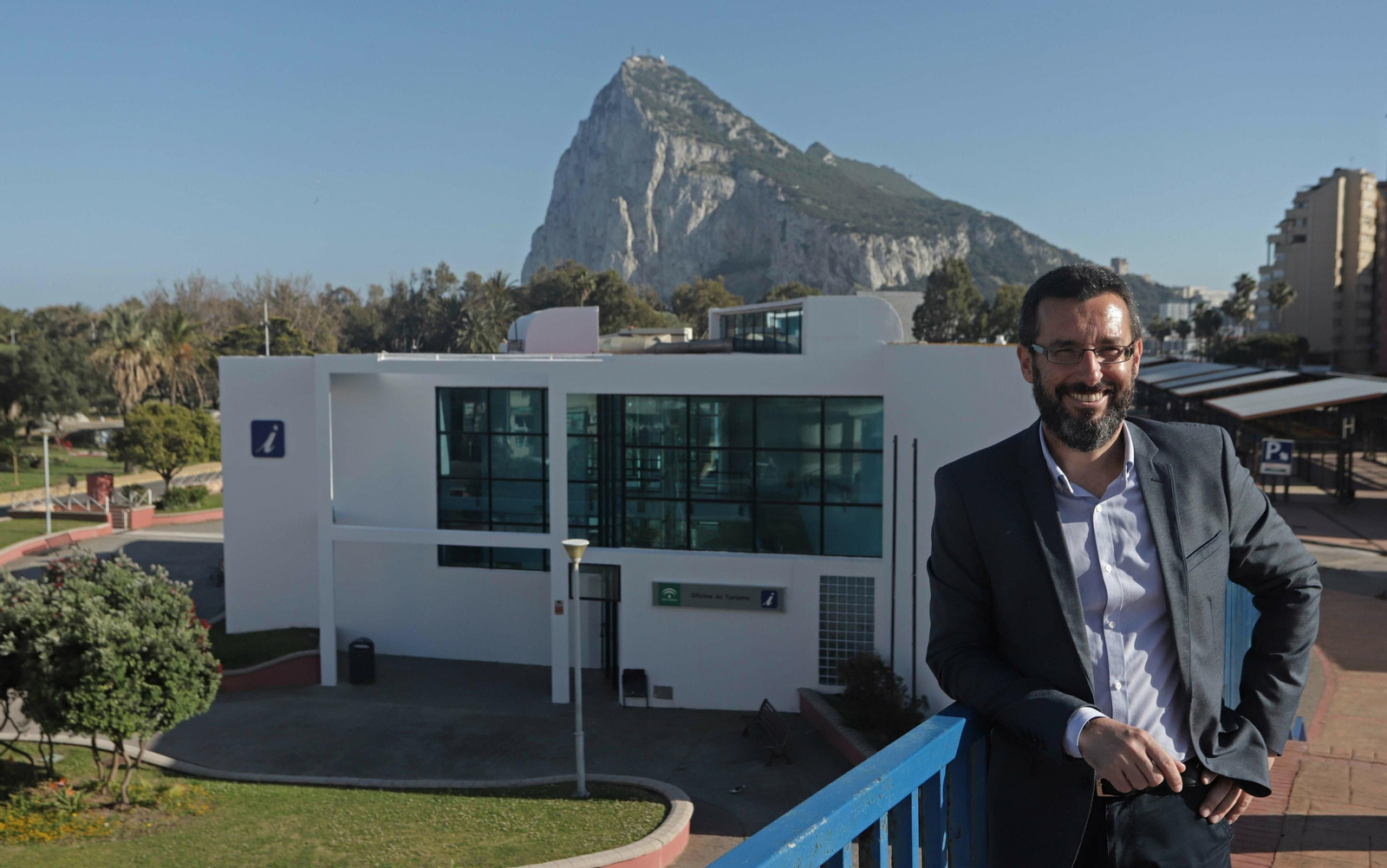 Franco, en la pasarela peatonal situada en la avenida del Ejército, con el Peñón al fondo.