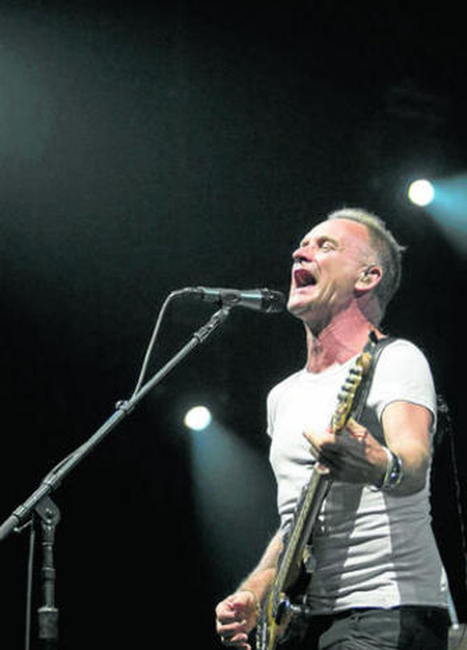 El cantante británico en un momento del concierto ofrecido el martes en Budapest.