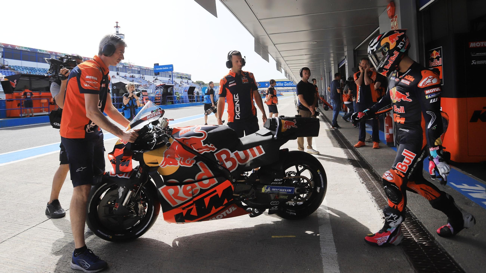 Imágenes de boxes en los entrenamientos del Viernes de MotoGP en Jerez