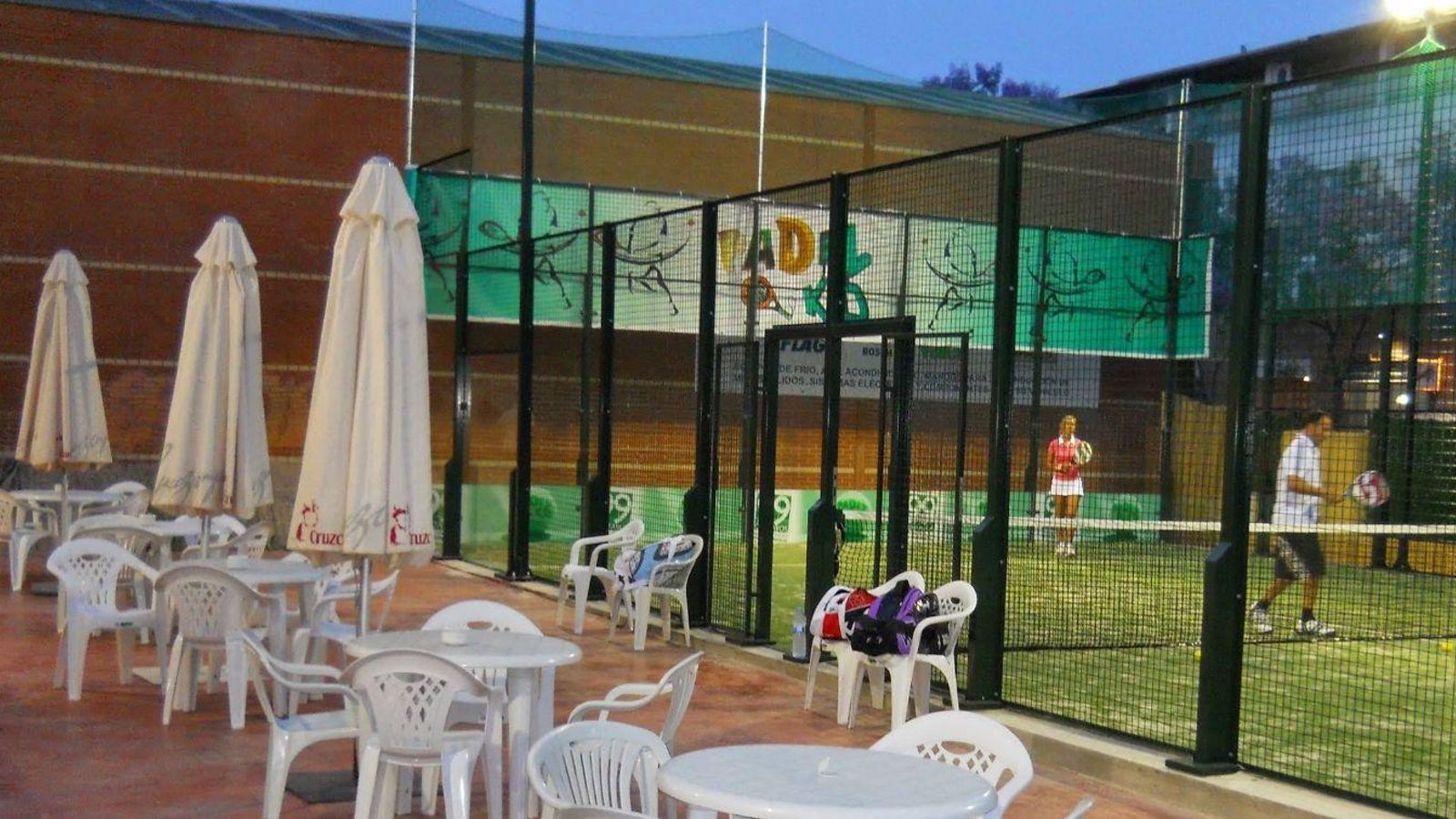 A parte de contar con cuatro pistas cubiertas, Padel KD tiene también una exterior