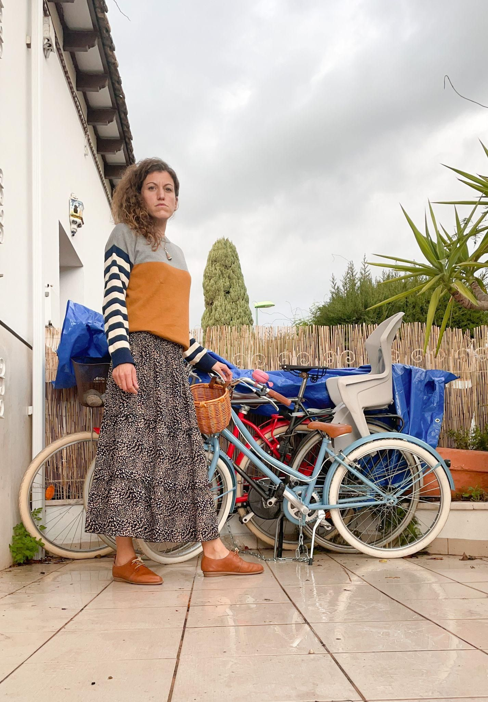 Vanessa, junto a su bicicleta y la de sus hijas.