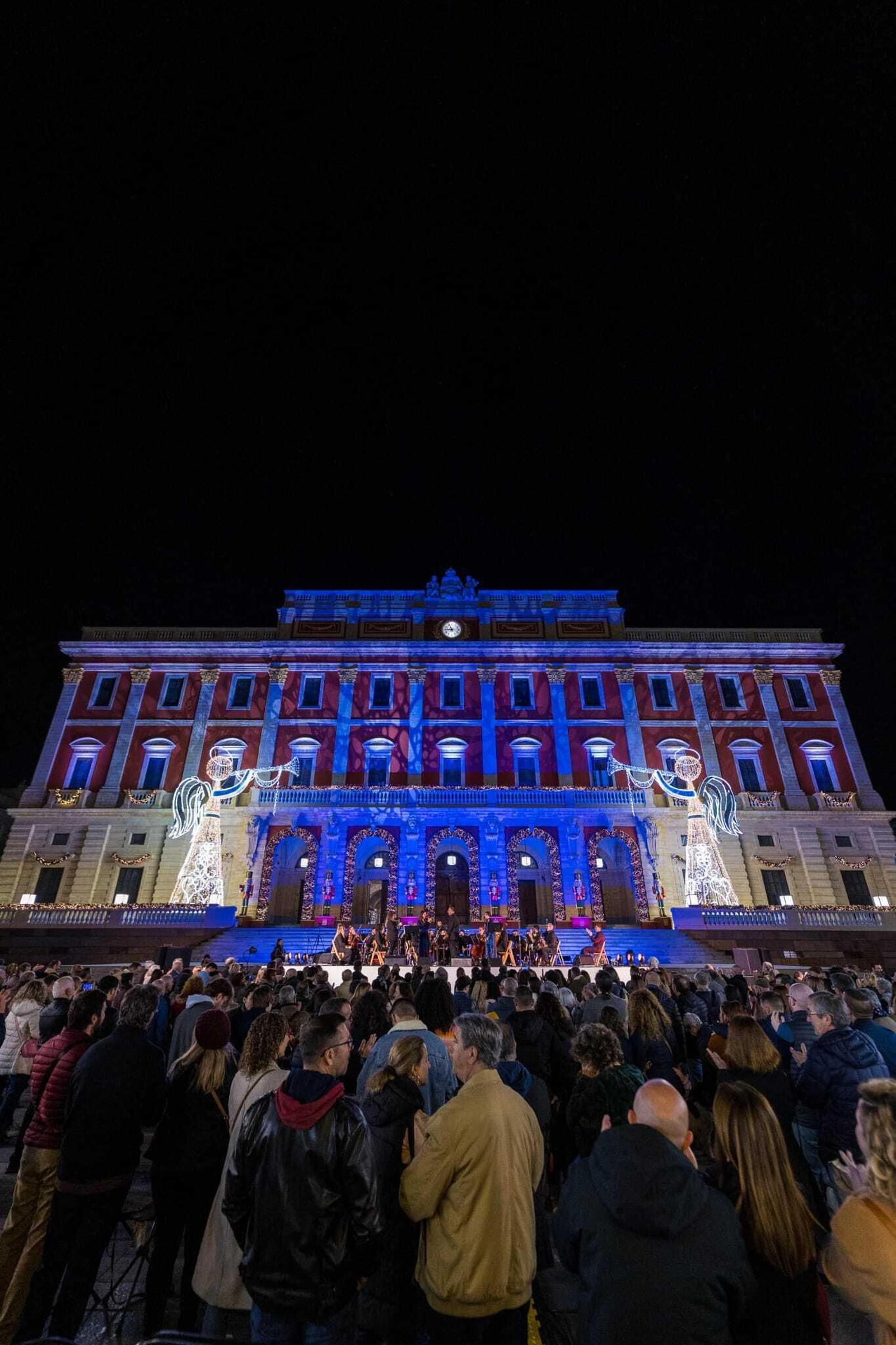 Las imágenes del concierto navideño de The Playbillers en la plaza del Rey de San Fernando