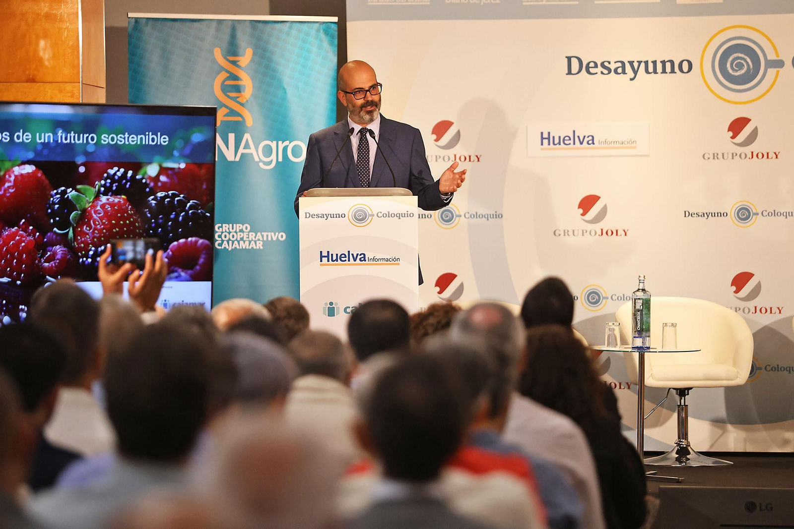 Las imágenes en el desayuno-coloquio de Grupo Joly 'Frutos rojos: retos de un futuro sostenible'