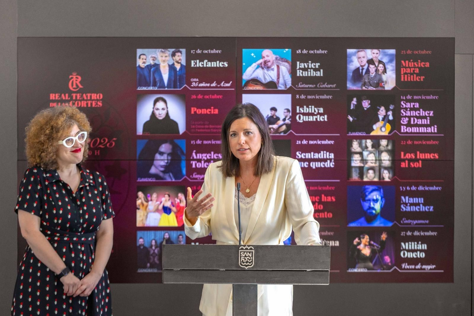 Presentación de la programación del Teatro de las Cortes, en San Fernando. En la imagen, la alcaldesa de San Fernando, Patricia Cavada, y la concejala de Cultura, Pepa Pacheco