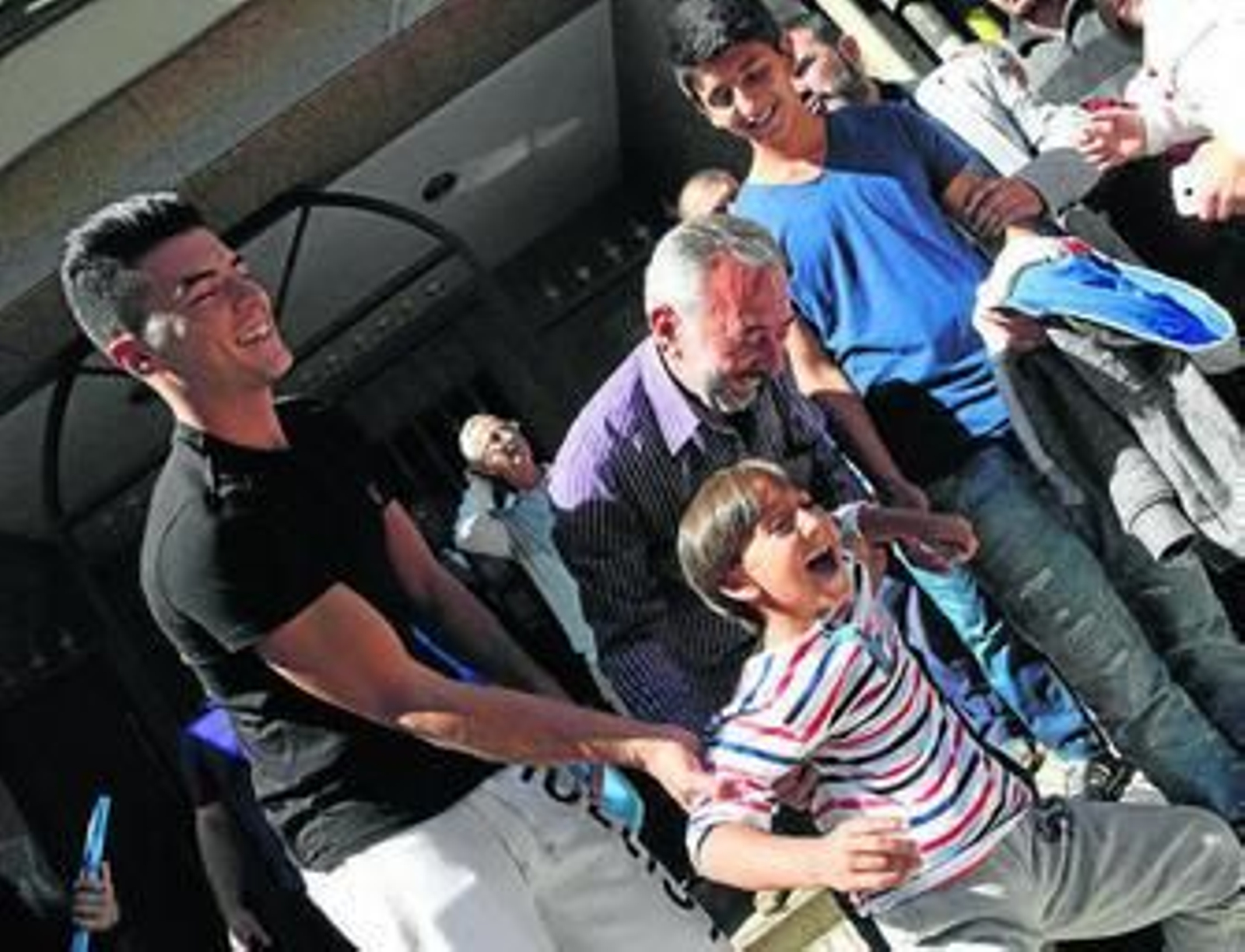 El sirio Osama Abdul Mohsen, acompañado ayer de sus hijos en la puerta de su nueva vivienda en Getafe.