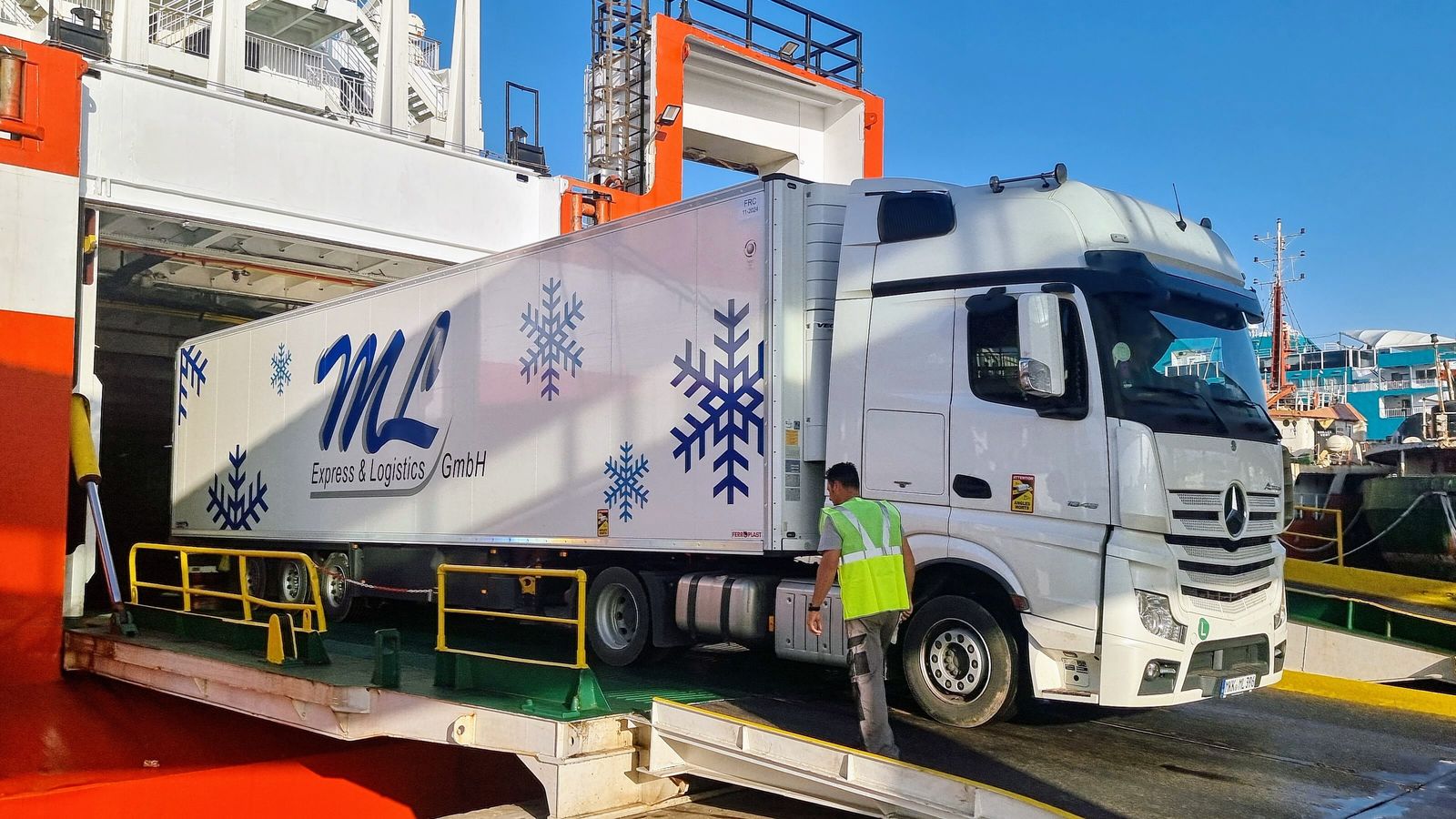 Descarga de un camión frigorífico.