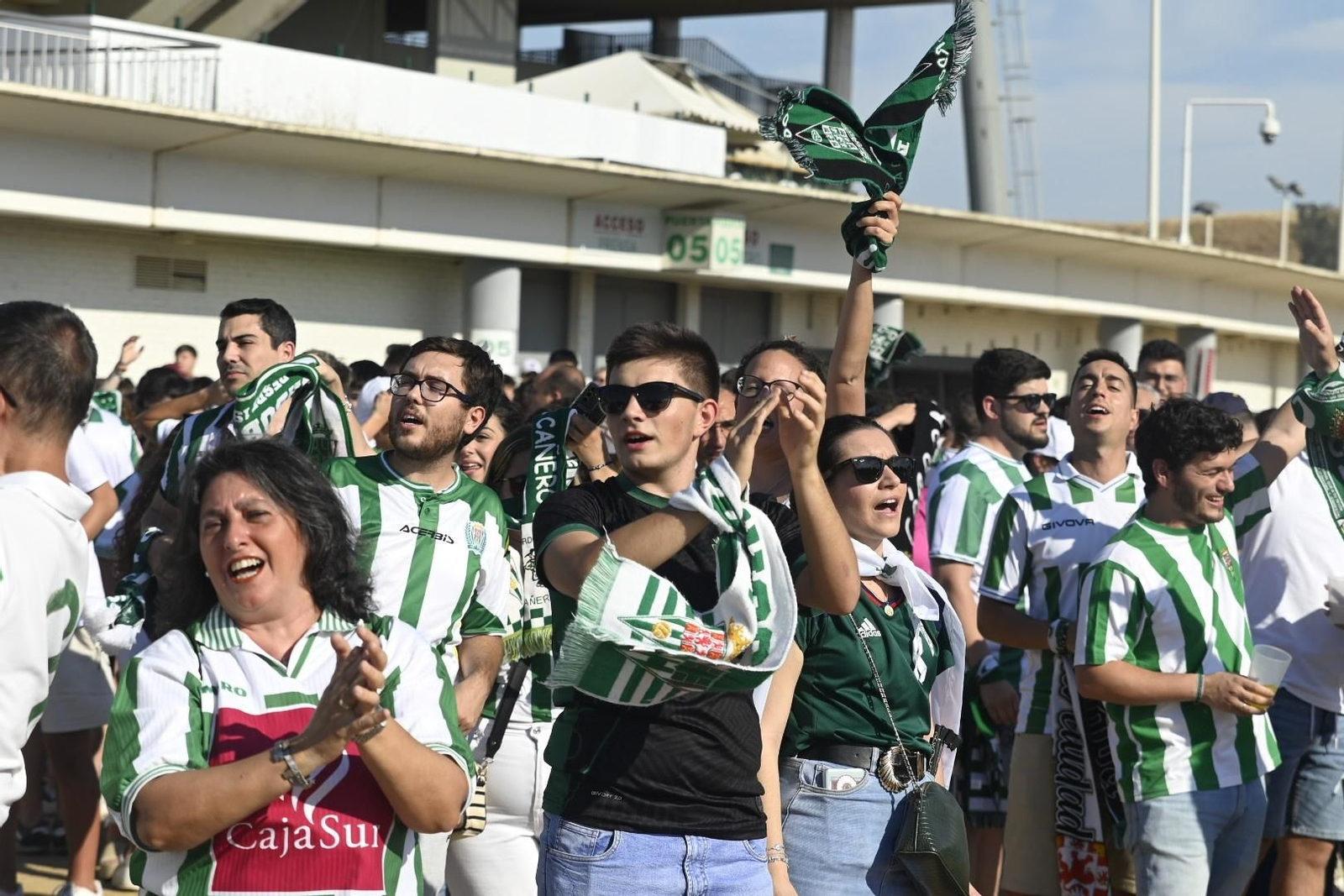 Las mejores imágenes del espectacular recibimiento a los jugadores del Córdoba CF antes de la final por el ascenso