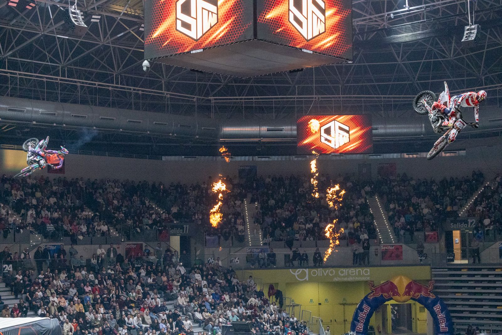 En imágenes: el Olivo Arena vibra con piruetas y motor en estado puro en el Soloflow Freestyle (2)