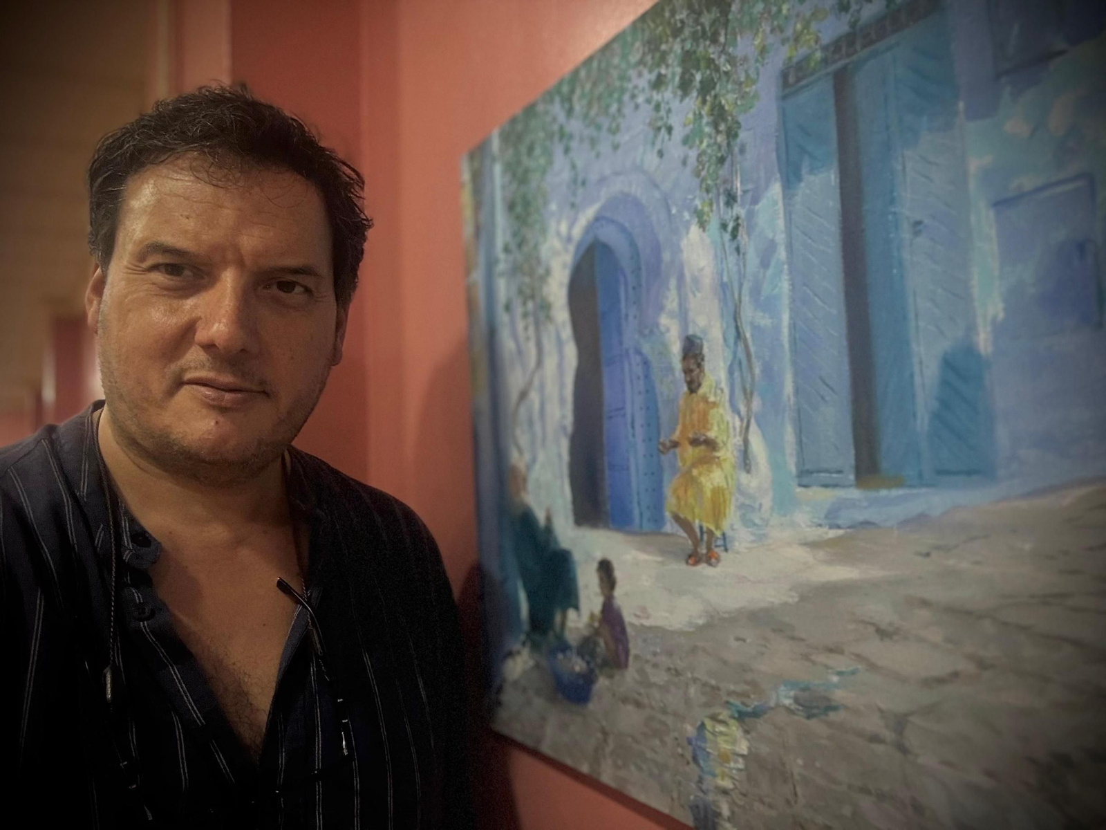 Adrián Ferreras, con uno de sus cuadros sobre Chefchaouen.
