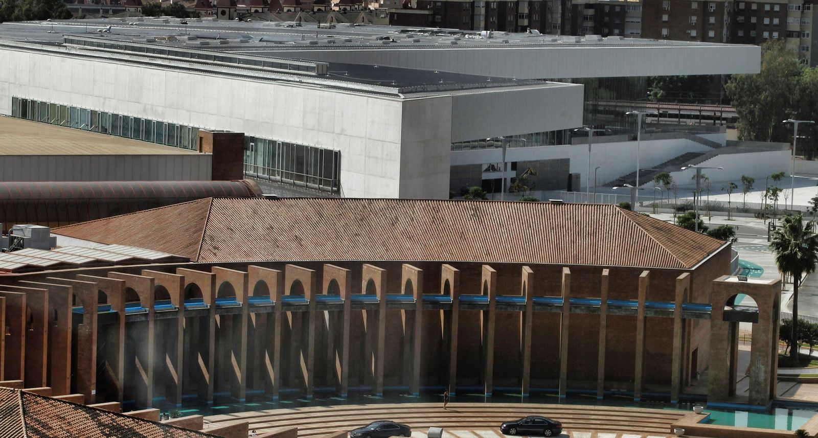 Panorámica de las dos estructuras de Fibes, la antigua en primer plano y la más nueva en segundo.