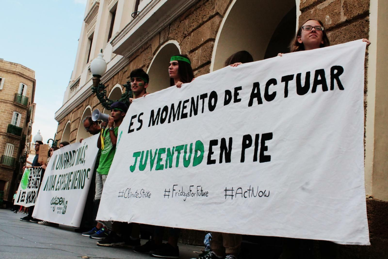Miembros de Fridays for Future Cádiz, en una protesta ante las puertas del Ayuntamiento de Cádiz.