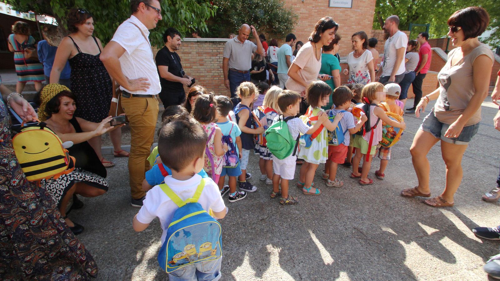 Grupo de alumnos en el patio de un colegio.