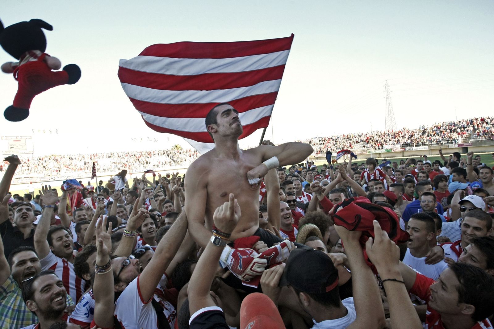 El meta Romero, en volandas tras el ascenso ante el Tropezón.