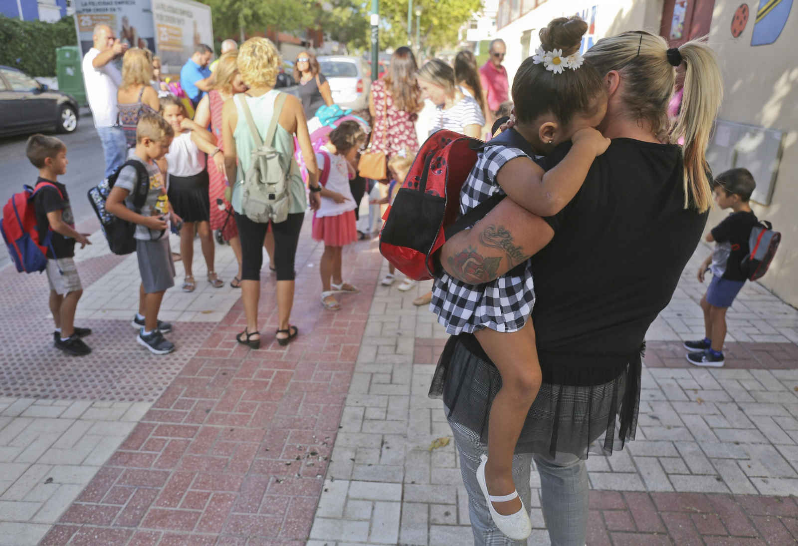 Padres acompañando a sus hijos a las puertas del Colegio Doctor Fleming.