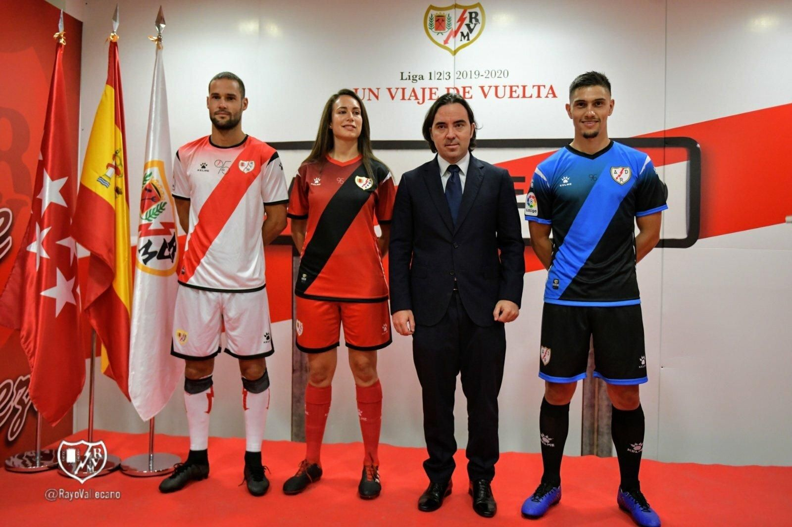También está de vuelta en Segunda División el Rayo Vallecano, en este caso tras perder la categoría la pasada campaña. La característica franja roja destaca en una primera indumentaria con detalles en negro y un degradado rojo en los hombros. El diseño se mantiene en la segunda equipación, roja con la franja y los detalles en negro, y en la tercera, negra con la franja y el degradado superior en azul.
