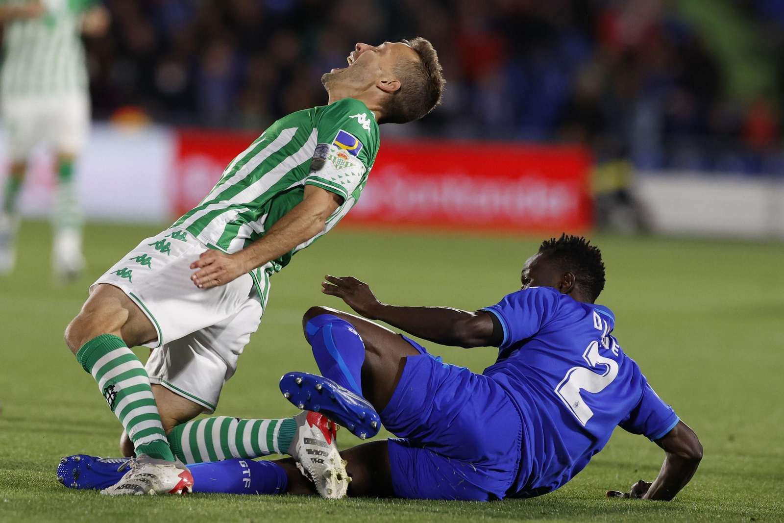 Canales cae doliéndose ante una entrada de Djené.