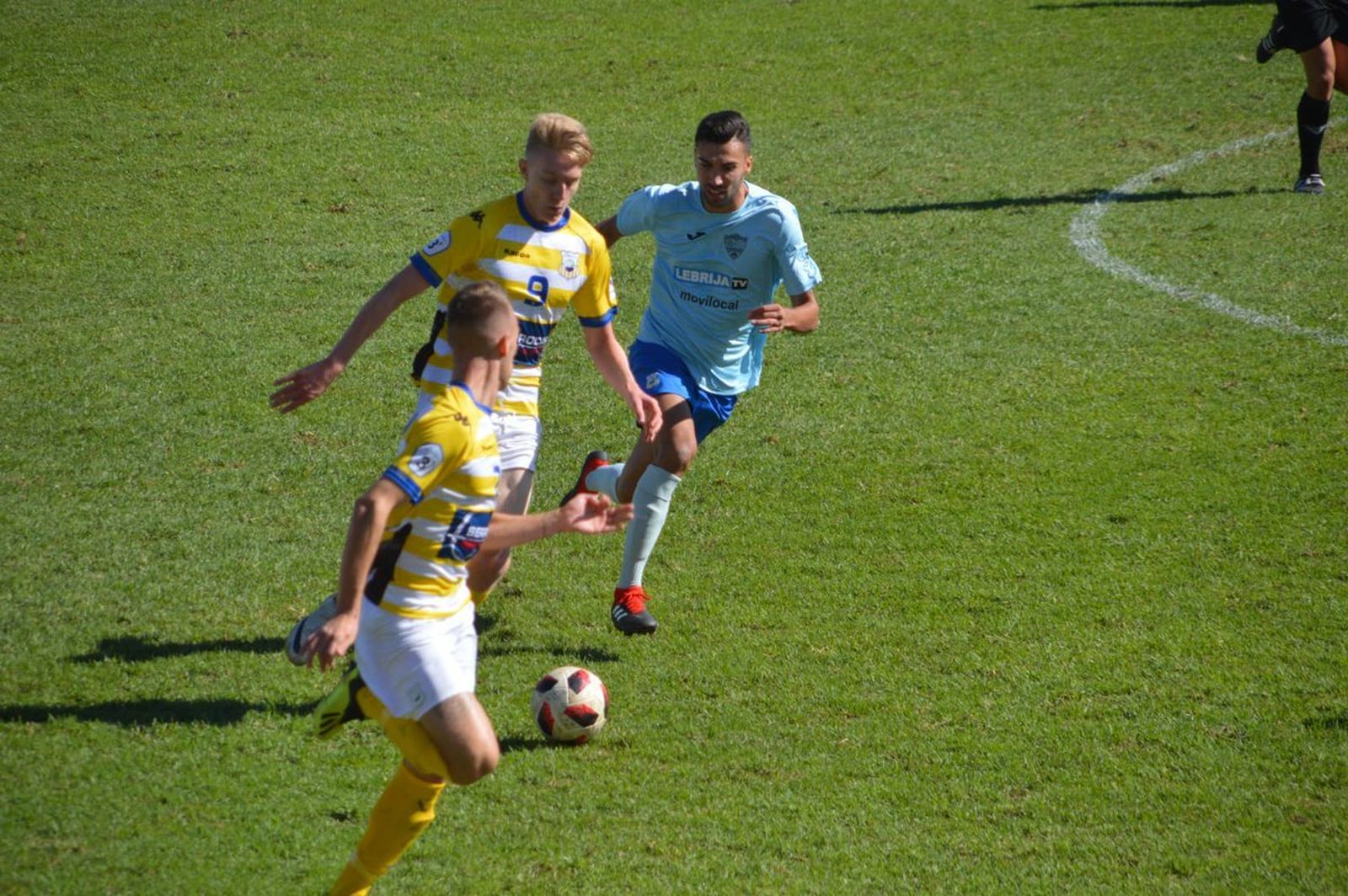 Pedro Chacón intenta marcharse de Iván con Mario esperando el pase.