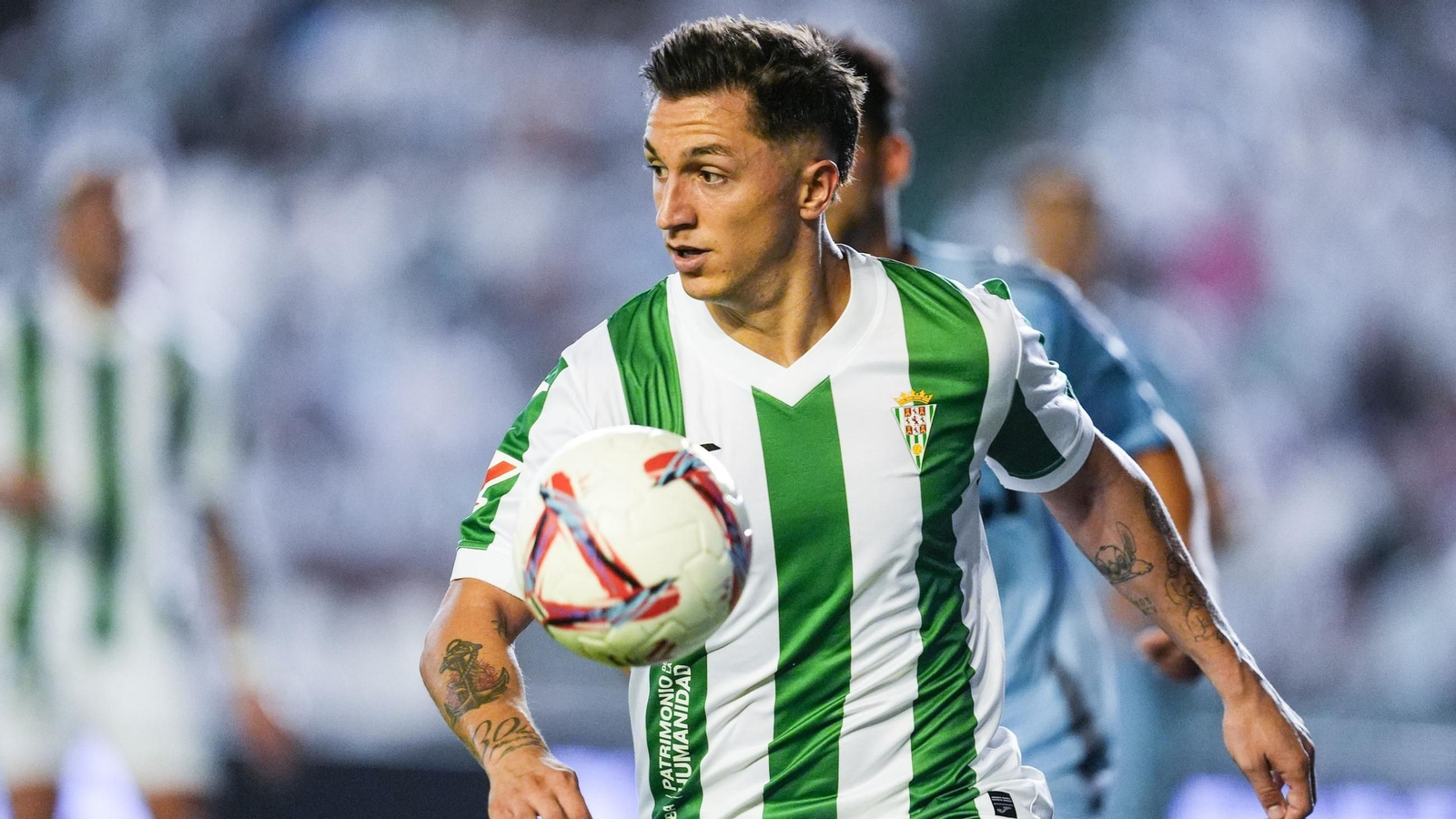 Carracedo controla el balón en un partido del Córdoba CF.