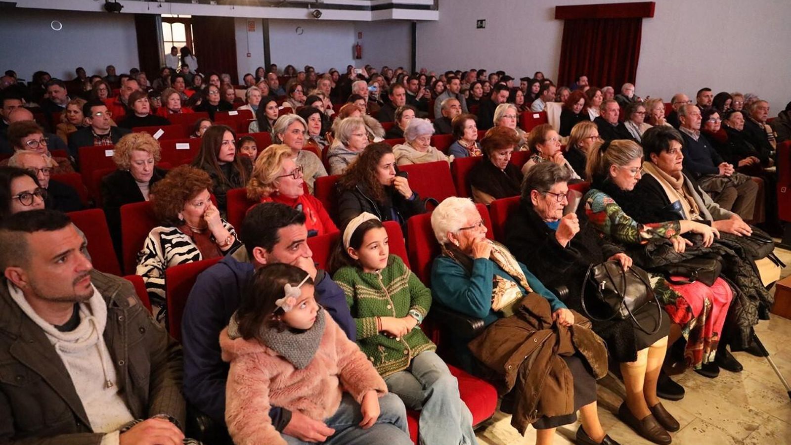 Público asistente al acto público institucional celebrado en el Teatro Municipal