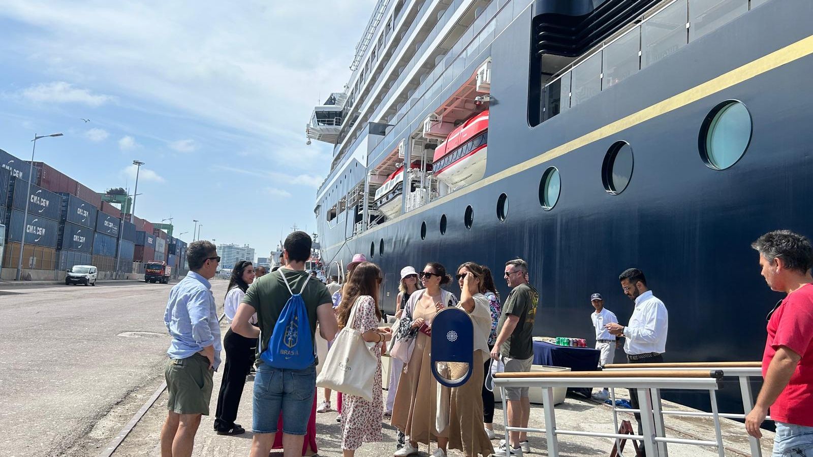 Parte del grupo de periodistas que viajaron a bordo del Explora I entre Lanzarote y Barcelona