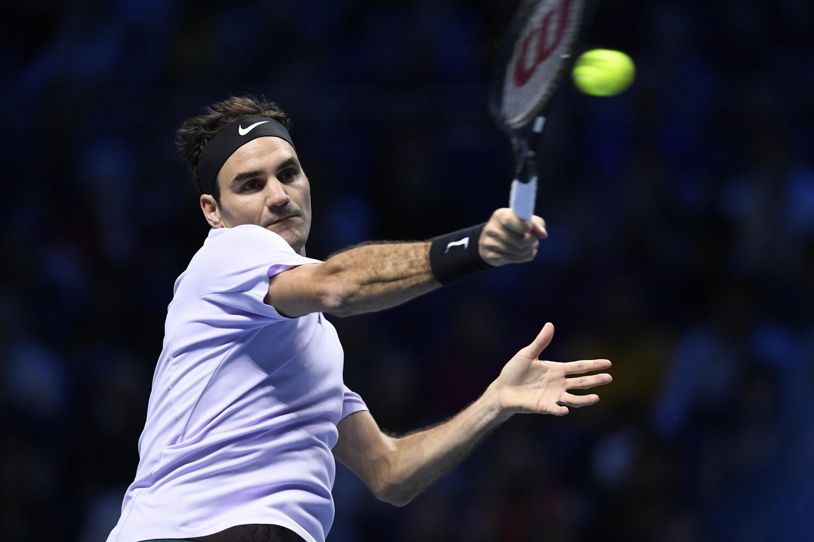 Roger Federer usa el drive para atacar a su rival de ayer, Jack Sock.