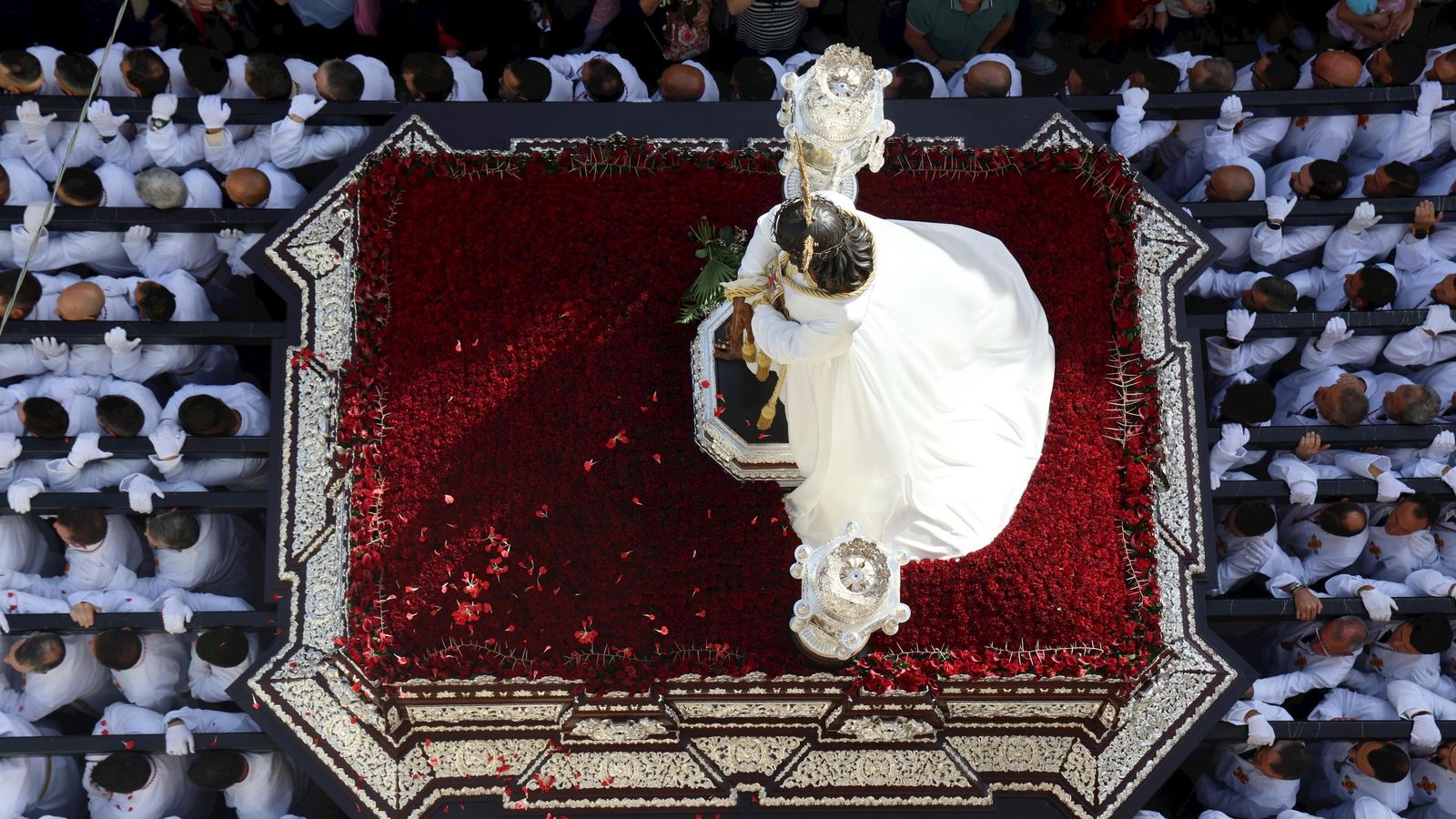 El Cautivo y sus hombres de trono vistos desde arriba