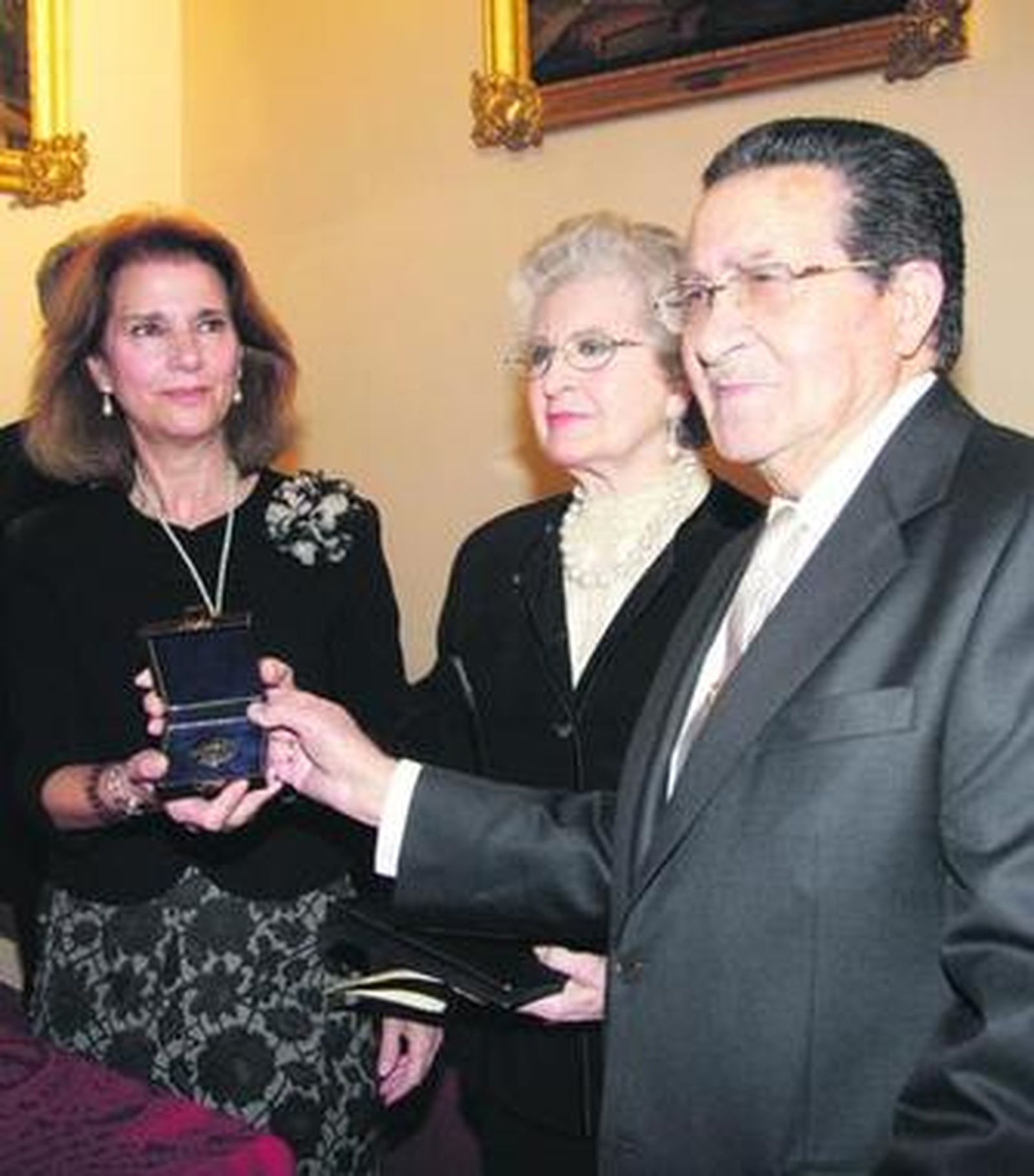 Bellver, junto a su esposa, recibe la medalla de Bellas Artes.