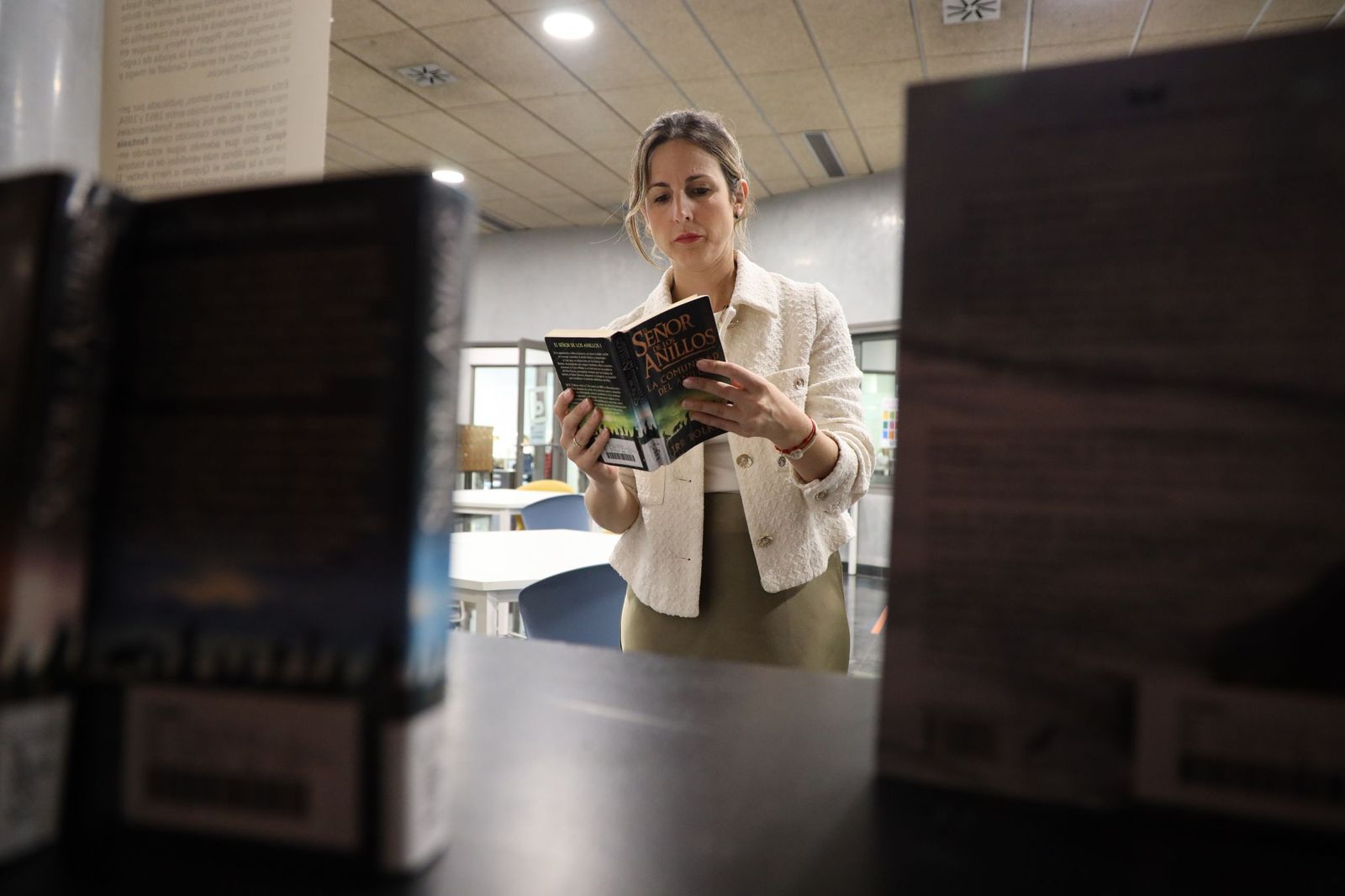 La concejal de Cultura, Elena Gómez, leyendo una obra.