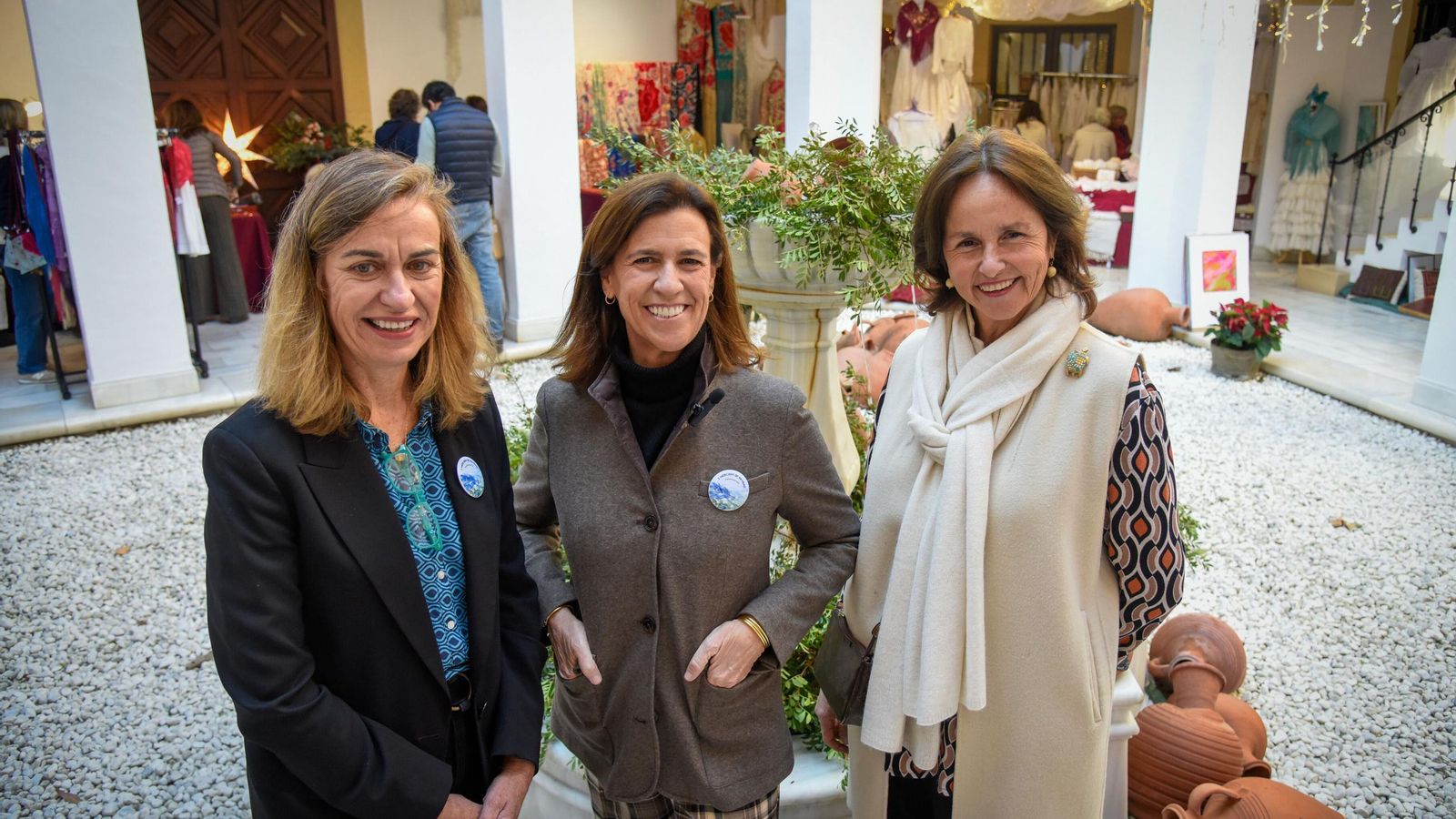 Rocío García, vicepresidenta de Nuevo Futuro Sevilla; Fátima Tassara, presidenta de Nuevo Futuro Sevilla; y Ángela Madariaga, de la Fundación Valentín de Madariaga.